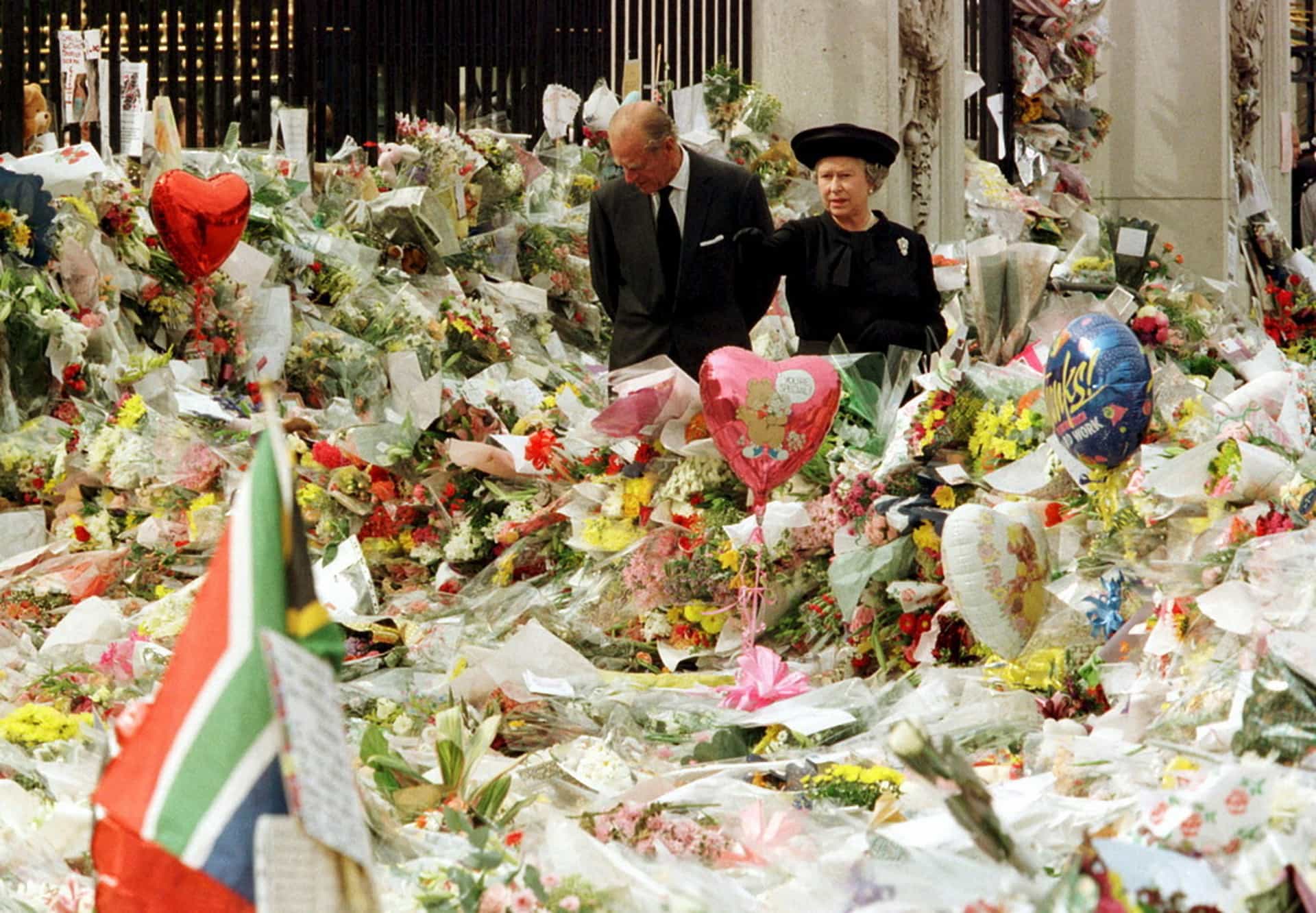 La reina Isabel II y el príncipe Felipe observan las flores en el exterior del Buckingham Palace en memoria a Diana, princesa de Gales (Londres), en 1997.