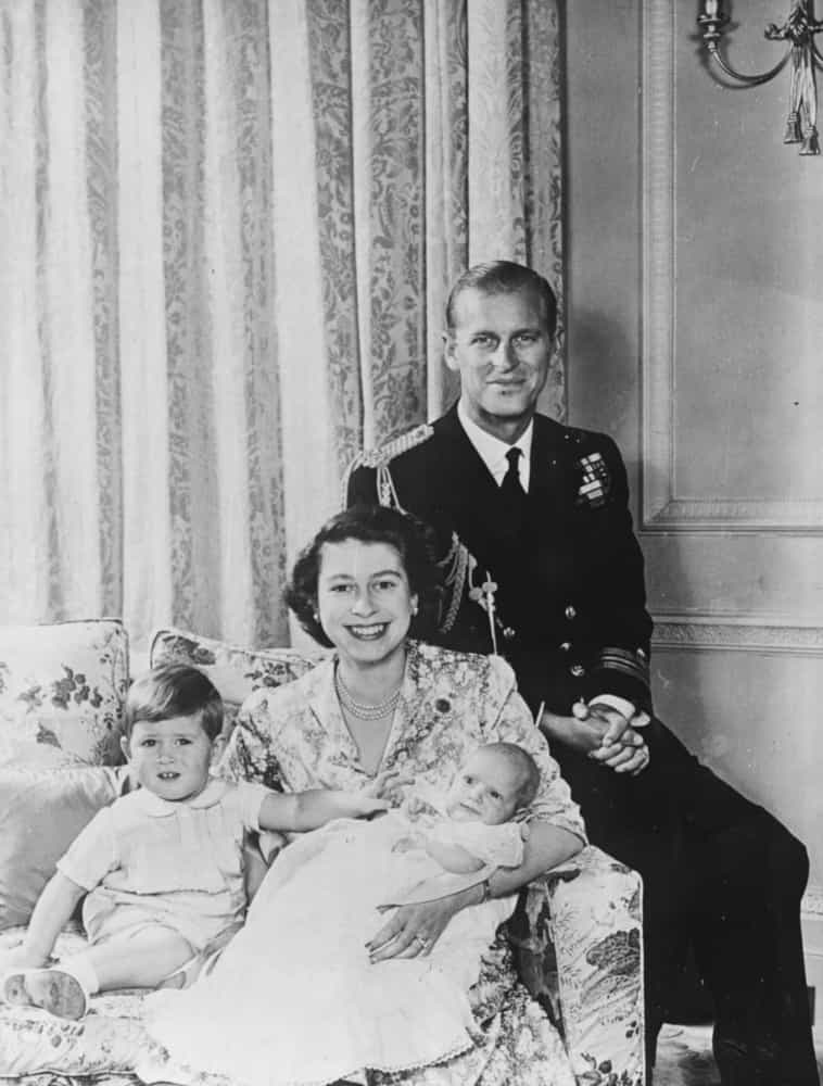 La reina y el príncipe con su hija, la princesa Anne, y su hijo, el príncipe Carlos, tras el bautizó en el Buckingham Palace (Londres, 1950).