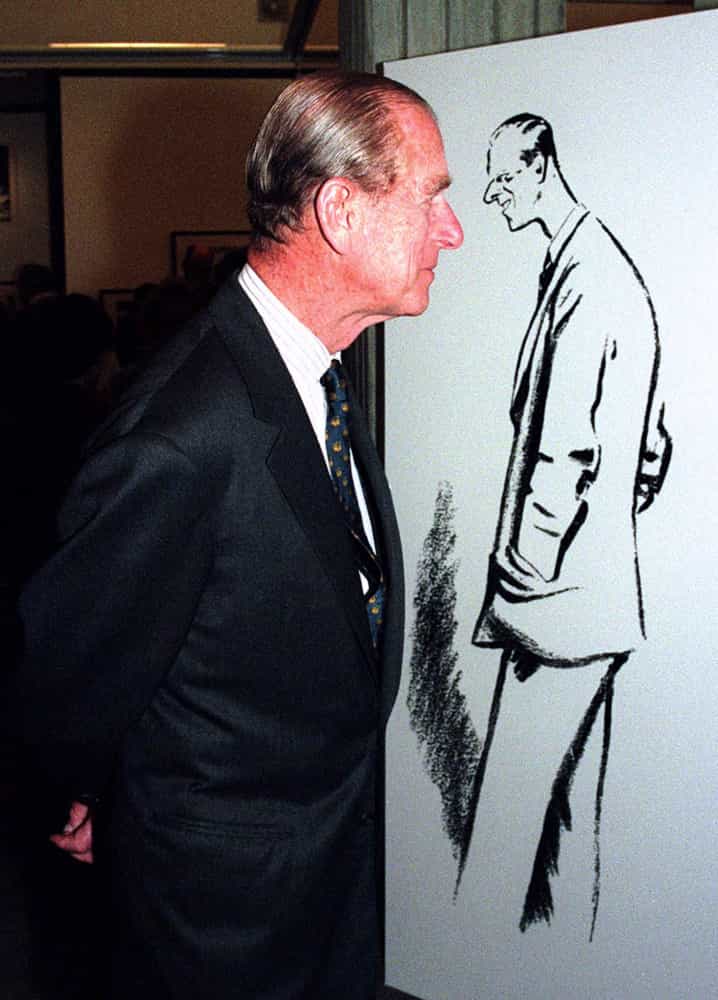 Parado ante una caricatura de sí mismo en la inauguración de la exhibición del dibujante Sir David Low, en la biblioteca nacional de Wellington (Nueva Zelanda, 1995).
