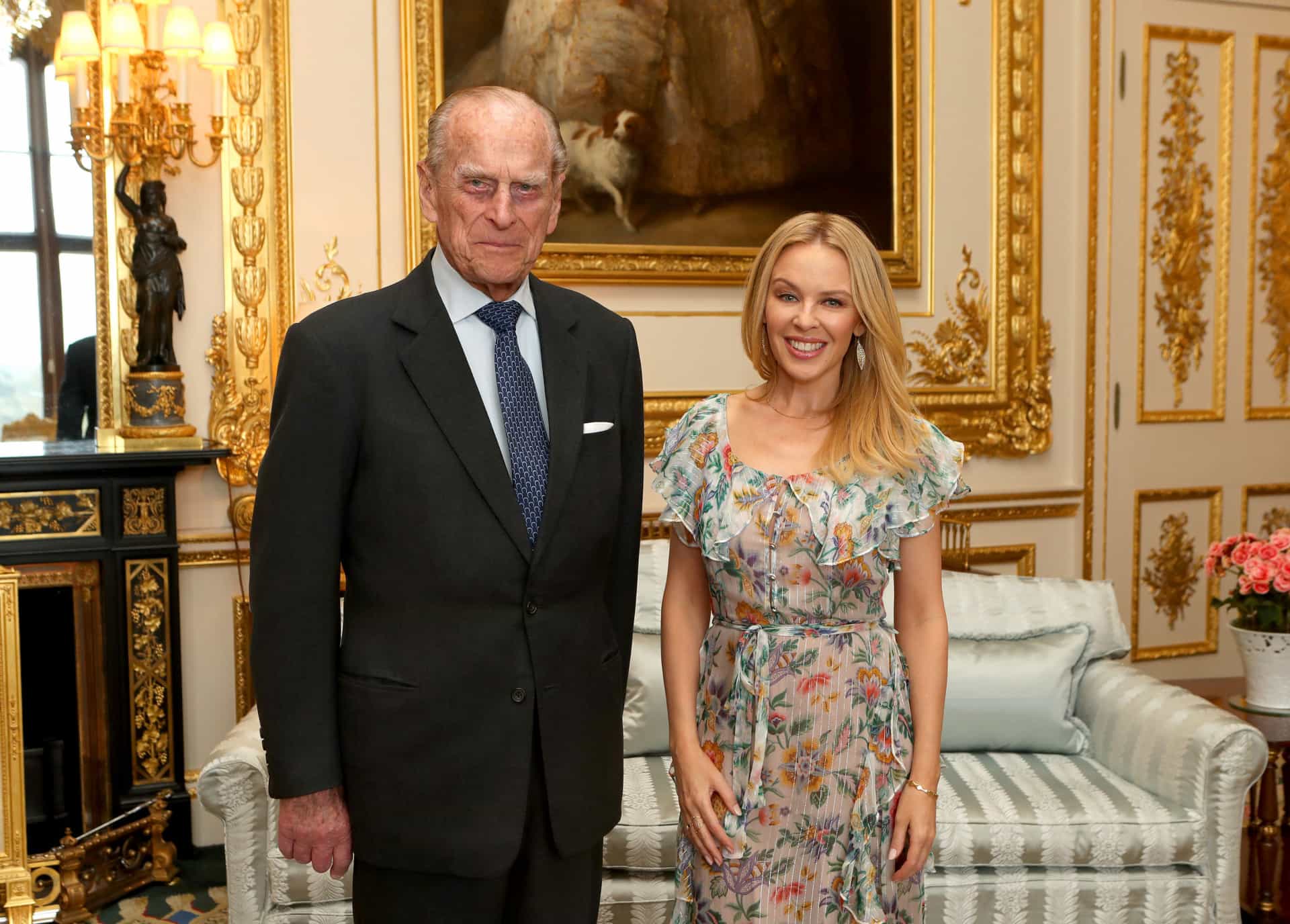 El duque de Edimburgo, jefe de la Sociedad Británico-australiana, entrega el premio de dicha institución en 2016 a Kylie Minogue, en el castillo de Windsor (Inglaterra).