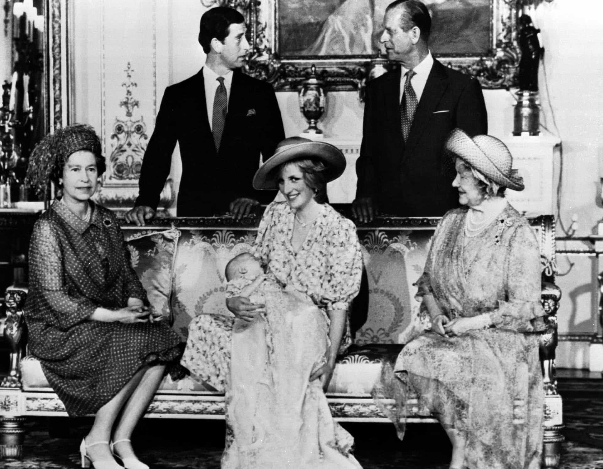El duque de Edimburgo, el príncipe Carlos, la reina, la Reina Madre y la princesa Diana con su recién nacido.