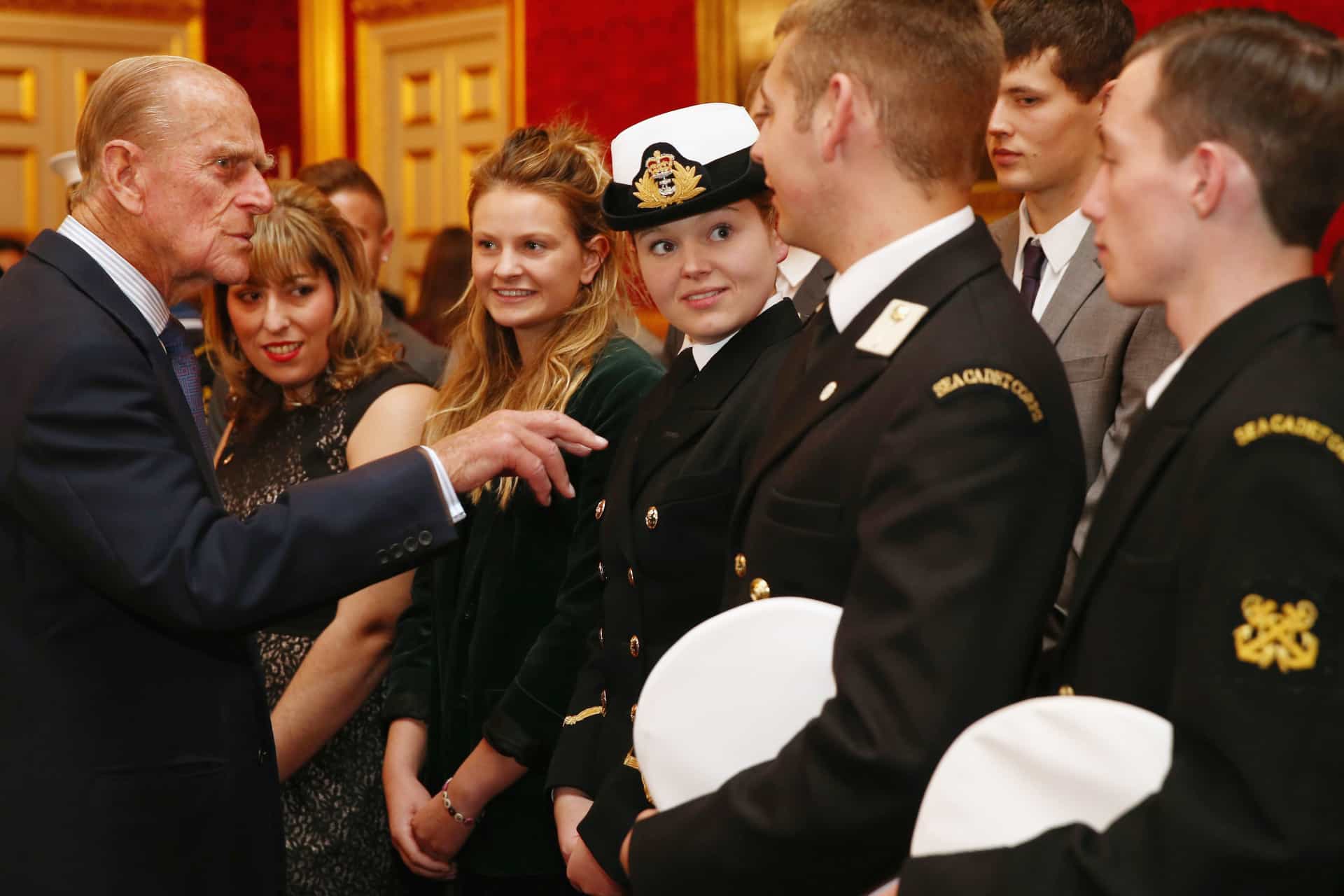 Hablando con unos jóvenes durante una recepción con motivo del 500.º aniversario de la presentación del programa de los premios del Duque de Edimburgo (DOE), en palacio de St. James (Inglaterra).