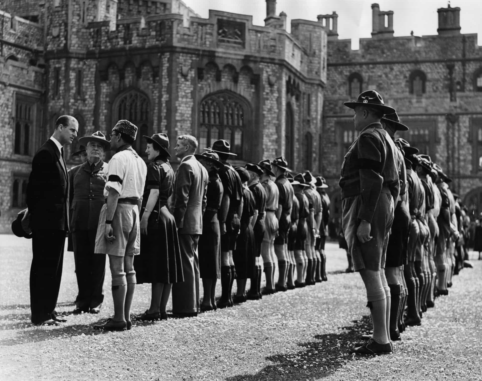 Hablando con miembros de los Scouts en un desfile en Windsor (Inglaterra, 1952).