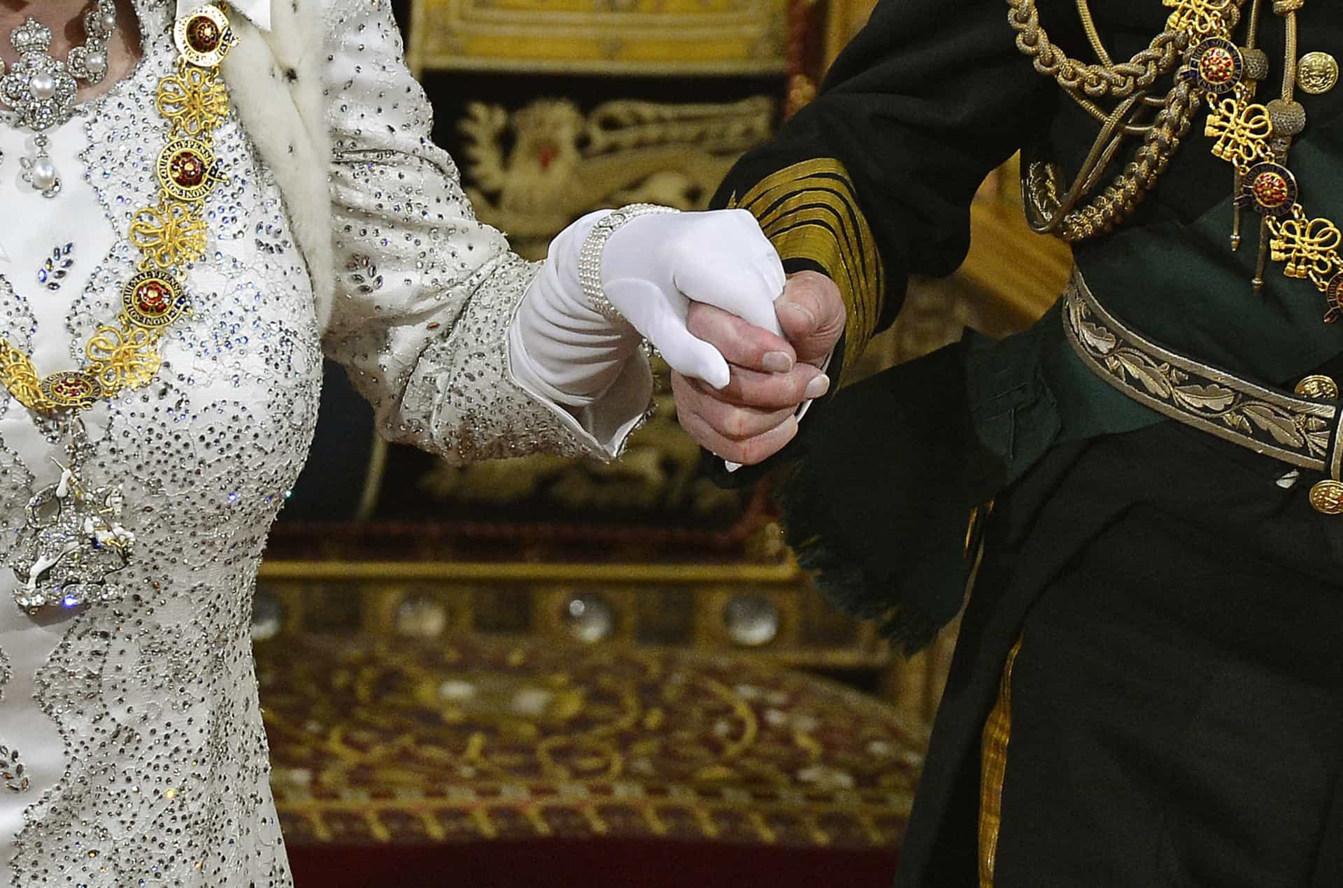 Tomando la mano de la reina Isabel tras su discurso en la Cámara de los Lores, durante la Ceremonia de apertura del Parlamento del Reino Unido, en Londres, en 2013.