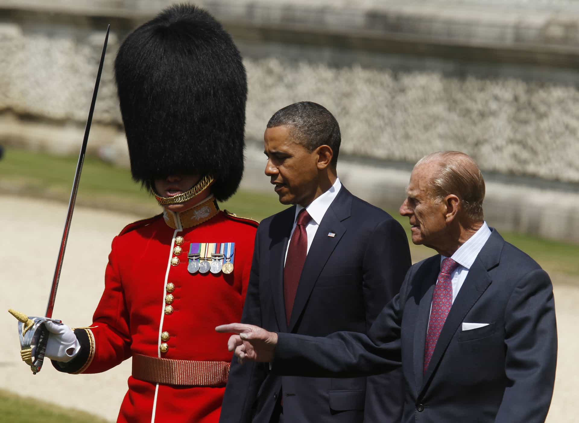 Barack Obama se prepara para saludar a las tropas británicas con el príncipe Felipe, en una ceremonia oficial de llegada en el Buckingham Palace (Londres, 2011).