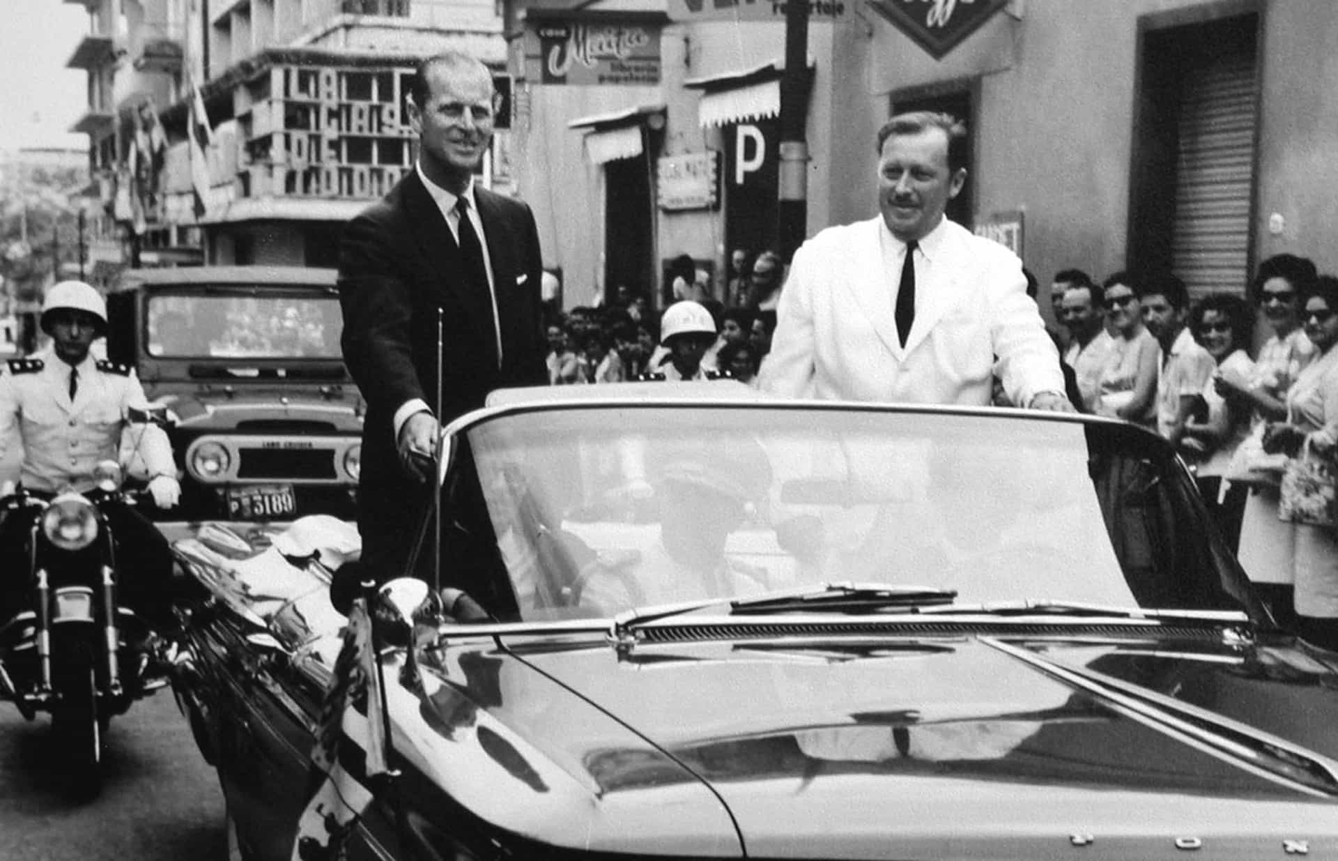 El dictador paraguayo Alfredo Stroessner desfila en un coche con el duque de Edimburgo durante una visita del príncipe a Asunción (Paraguay, 1963).