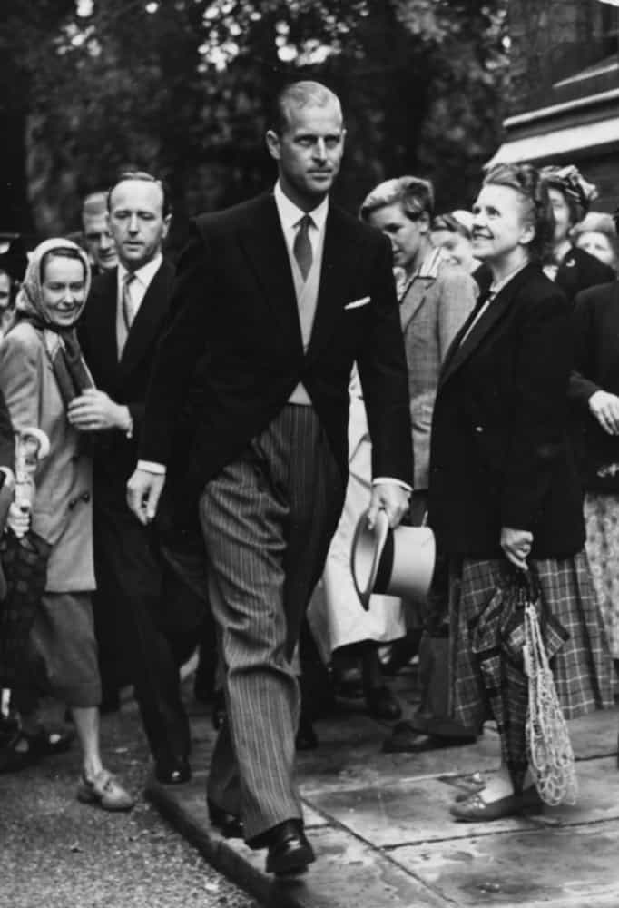 Todos miraron con admiración al príncipe Felipe en la boda del comandante Peter Howes y Priscilla Heath en la Holy Trinity Church (Londres, 1957).