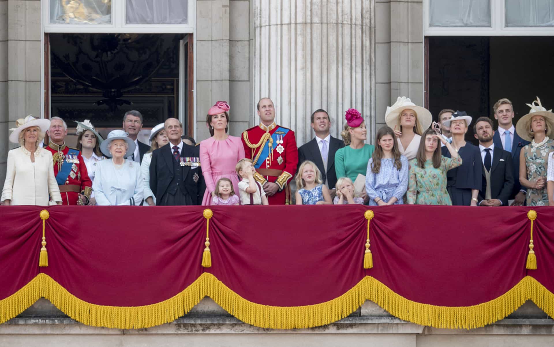 Uno de los últimos actos públicos del príncipe Felipe, en el balcón del Buckingham Palace con los demás miembros de la familia <a href="https://es.starsinsider.com/celebrity/251379/estos-famosos-provienen-de-la-realeza">real</a>.