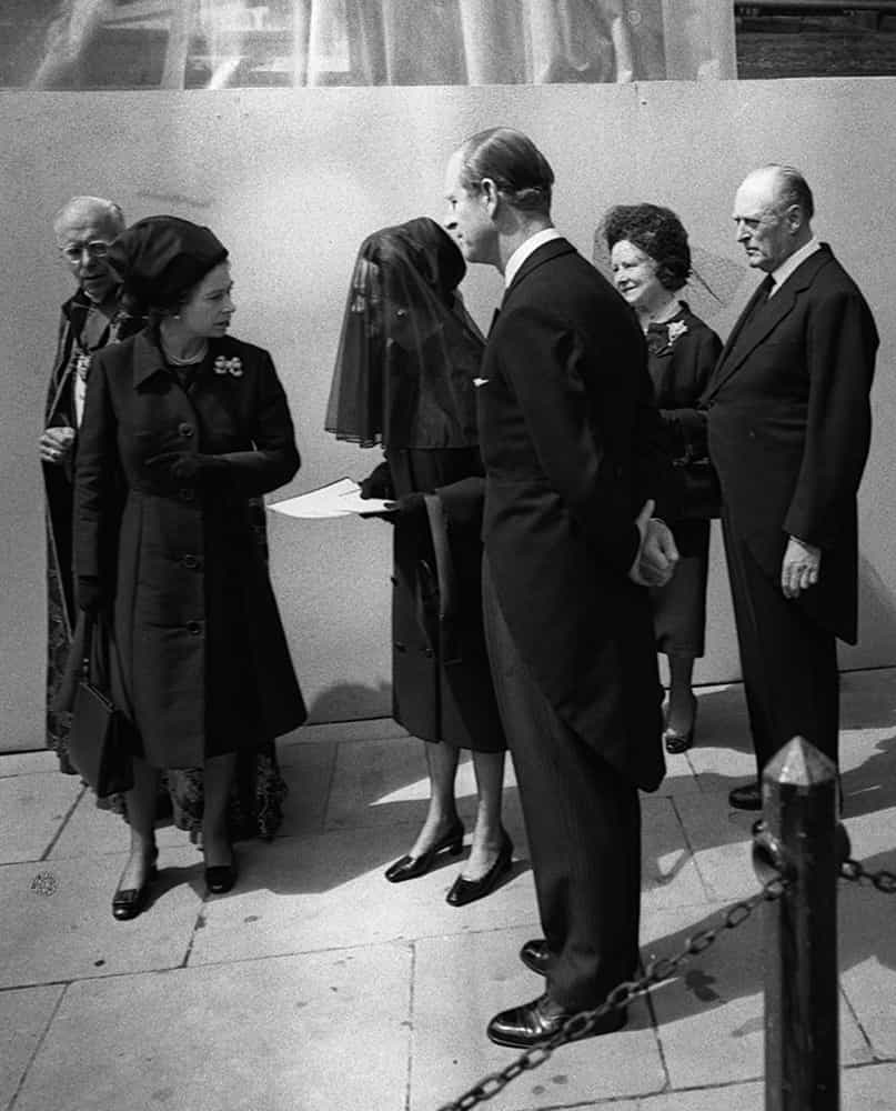 El príncipe Felipe, con la reina (izquierda), la duquesa de Windsor (centro) y la Reina Madre en el funeral del duque de Windsor, en la capilla de St. George (Windsor, Inglaterra).