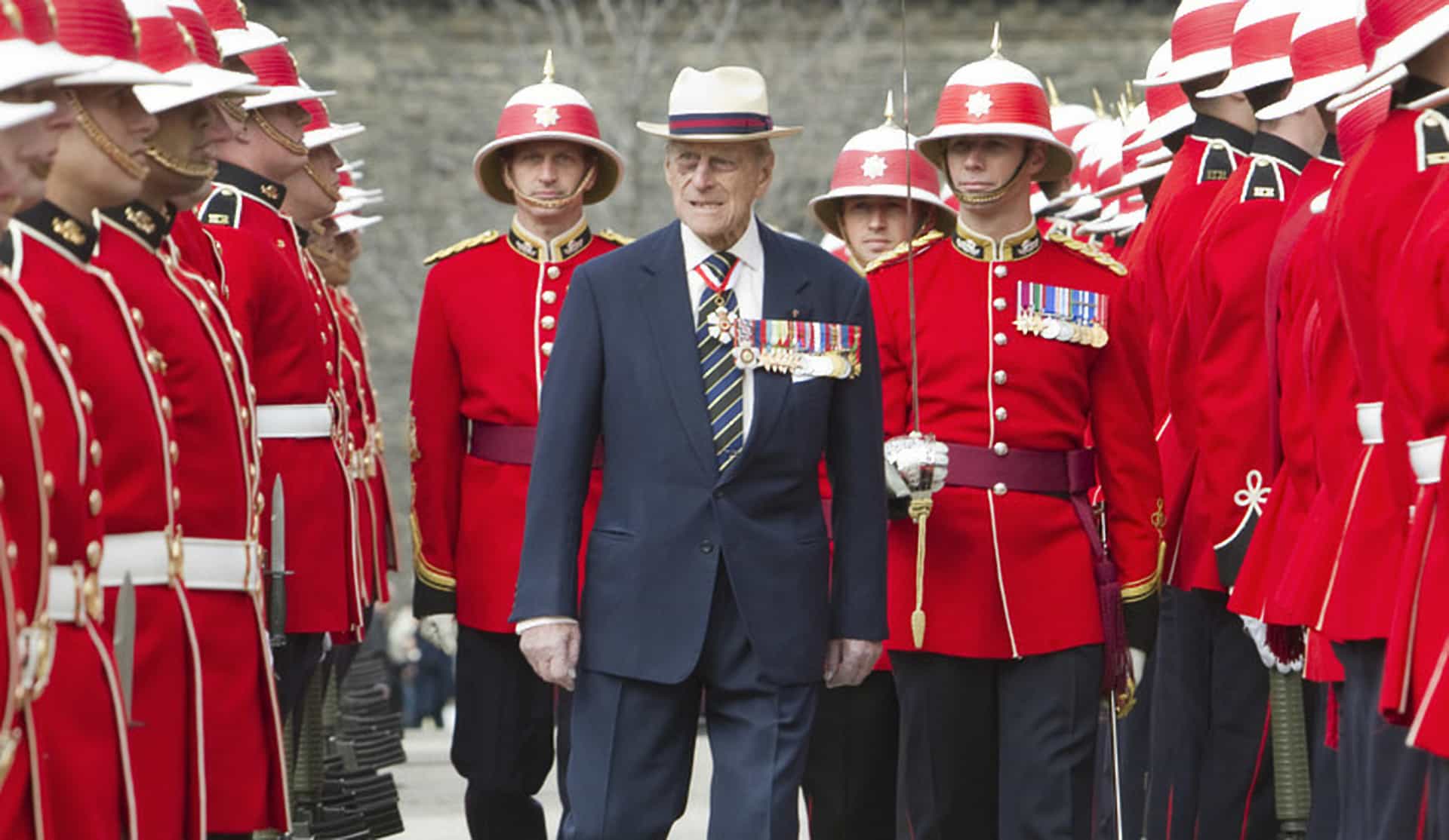 El duque de Edimburgo observa a los miembros del tercer batallón del regimiento real canadiense en Queen's Park, en Toronto (Canadá, 2013).