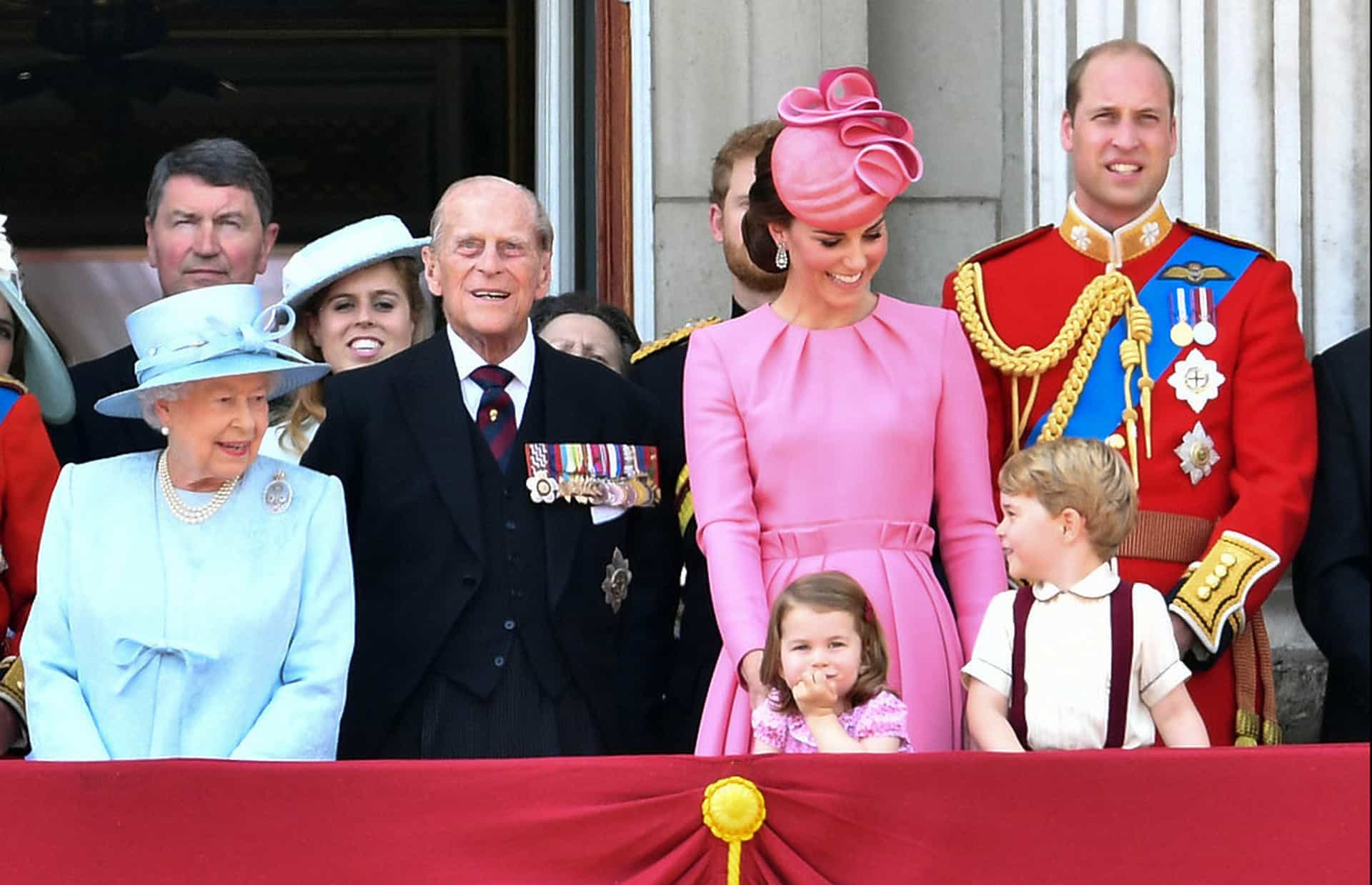 El duque y la duquesa de Cambridge con el príncipe George y la princesa Charlotte junto a la reina Isabel II y el príncipe Felipe, en el balcón del Buckingham Palace durante el Trooping the Colour (Londres, 2017).