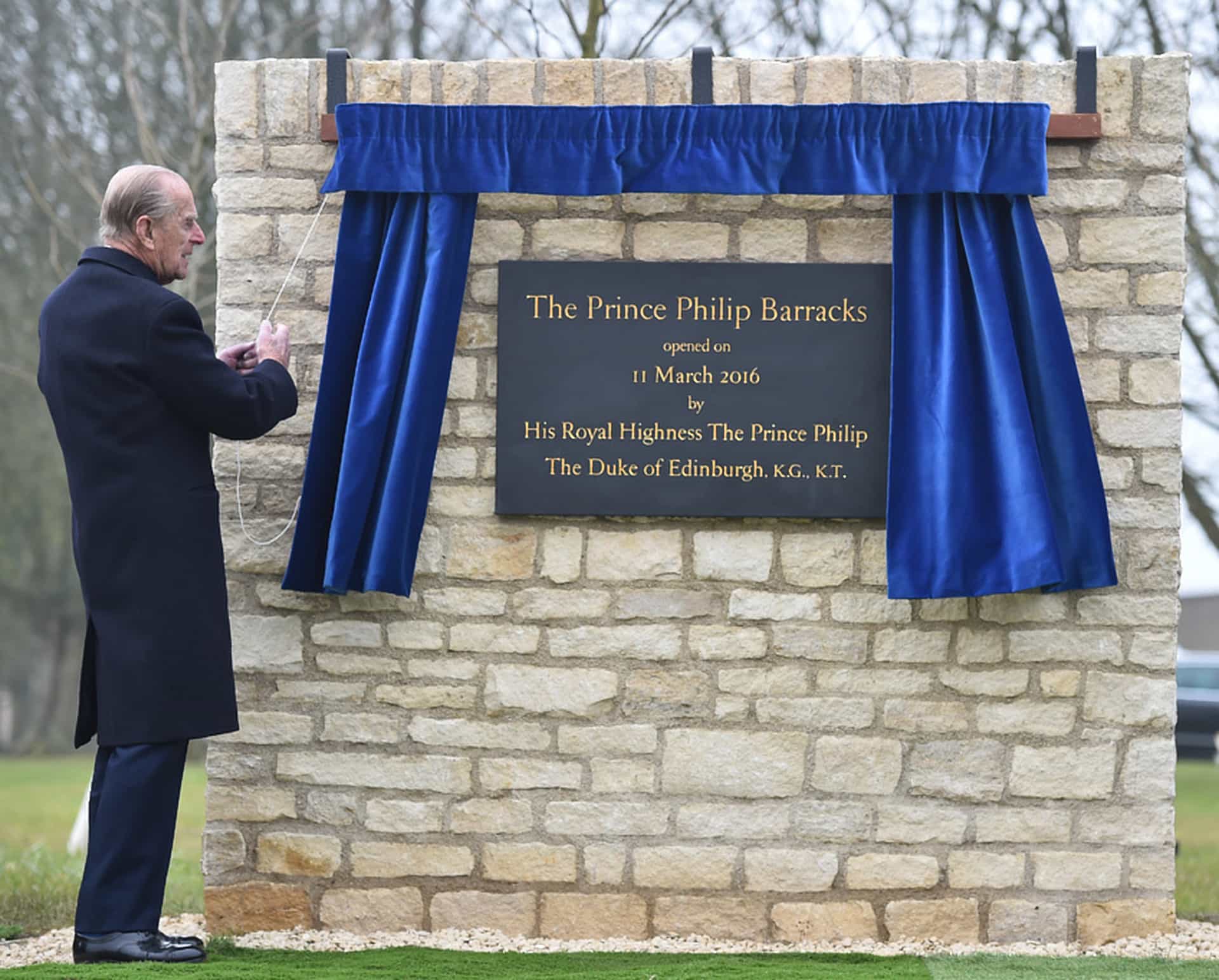 El príncipe Felipe, duque de Edimburgo y jefe del Cuerpo de Ingenieros Eléctricos y Mecánicos (REME, por sus siglas en inglés), descubre la placa del cambio de nombre oficial de la sede de REME a 'The Prince Philip Barracks' en MOD Lyneham (Inglaterra, 2016).