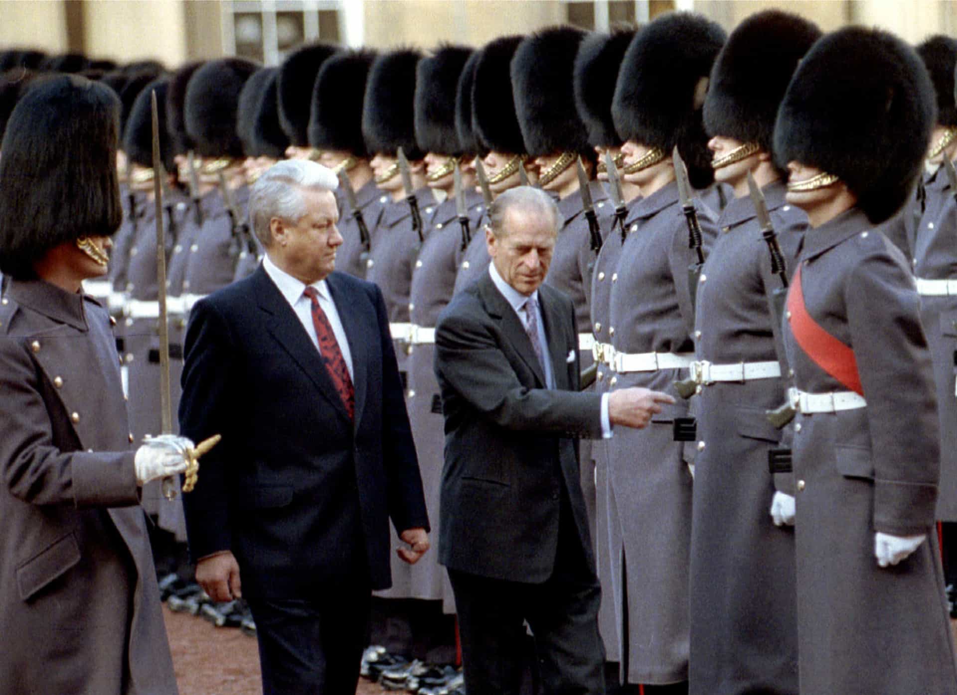 El presidente ruso Boris Yeltsin observa a los Guardas de Honor junto al príncipe Felipe, en el Buckingham Palace (Londres, 1992).