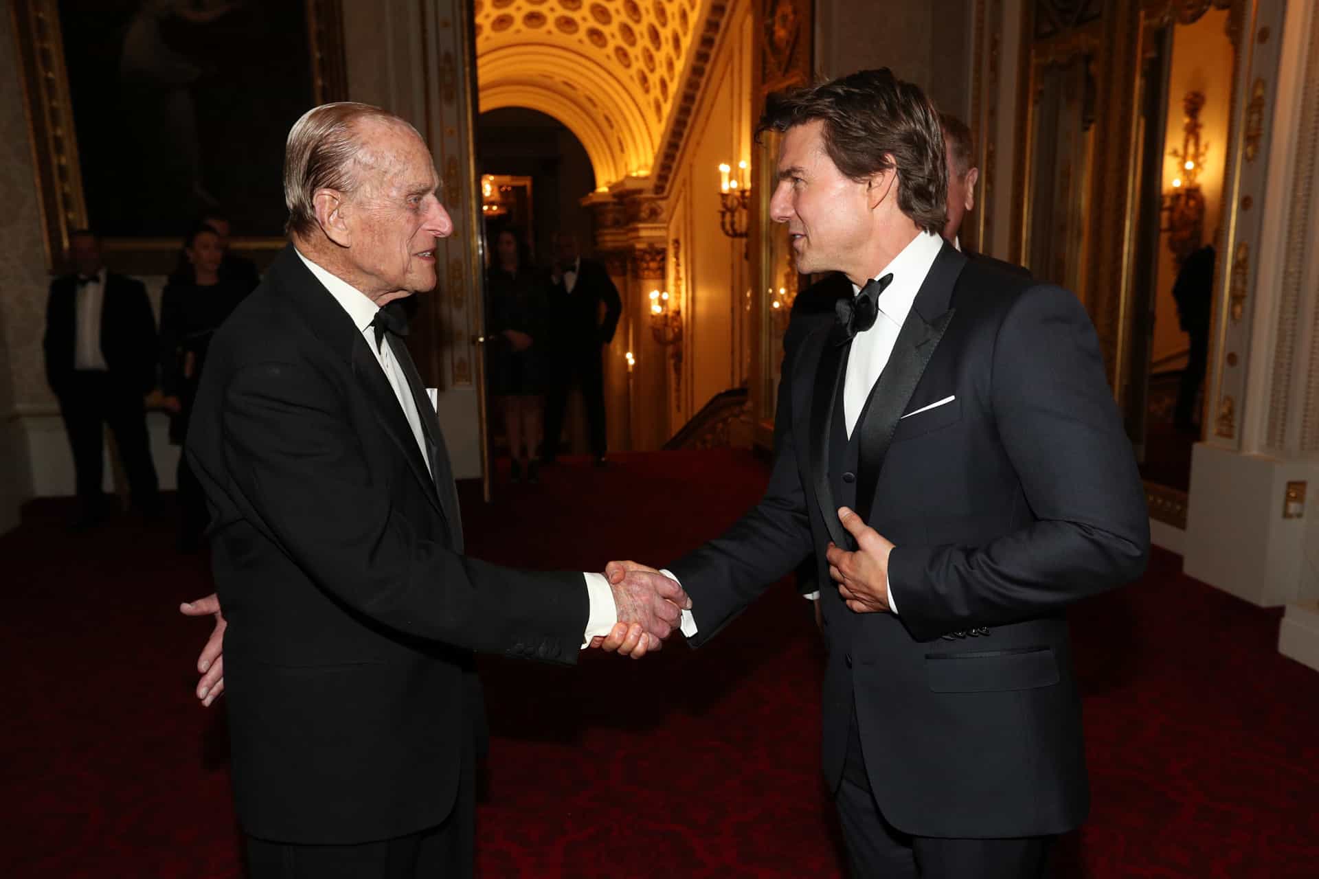 Conociendo al actor Tom Cruise en la cena del 75.º aniversario del Outward Bound Trust, en el Buckingham Palace (Londres, 2017).