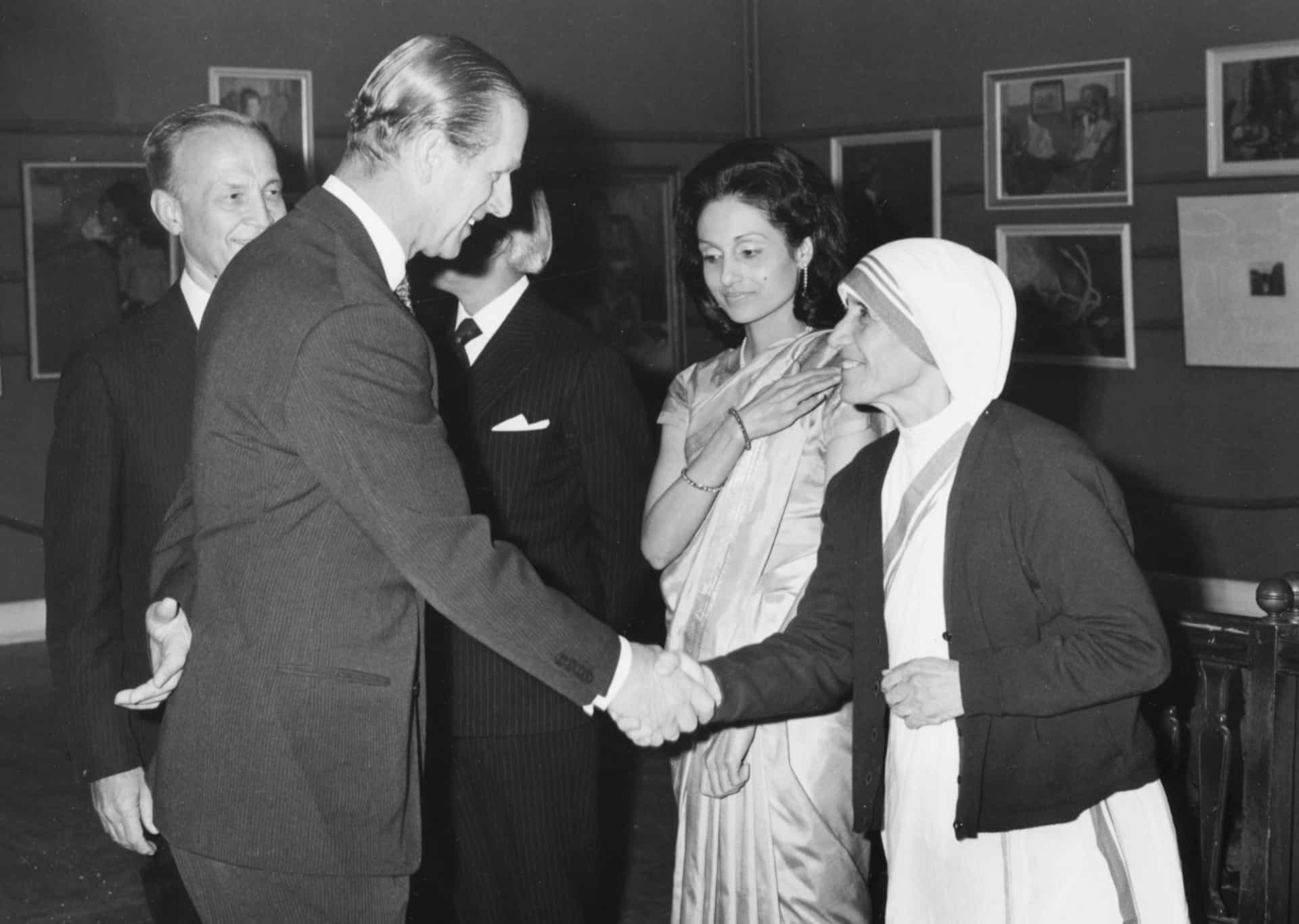 Hablando con la Madre Teresa, cuando esta recibió un premio de 34.000 libras por los progresos en la religión en una ceremonia en Calcuta (ahora Kolkata), en la India, en 1973.