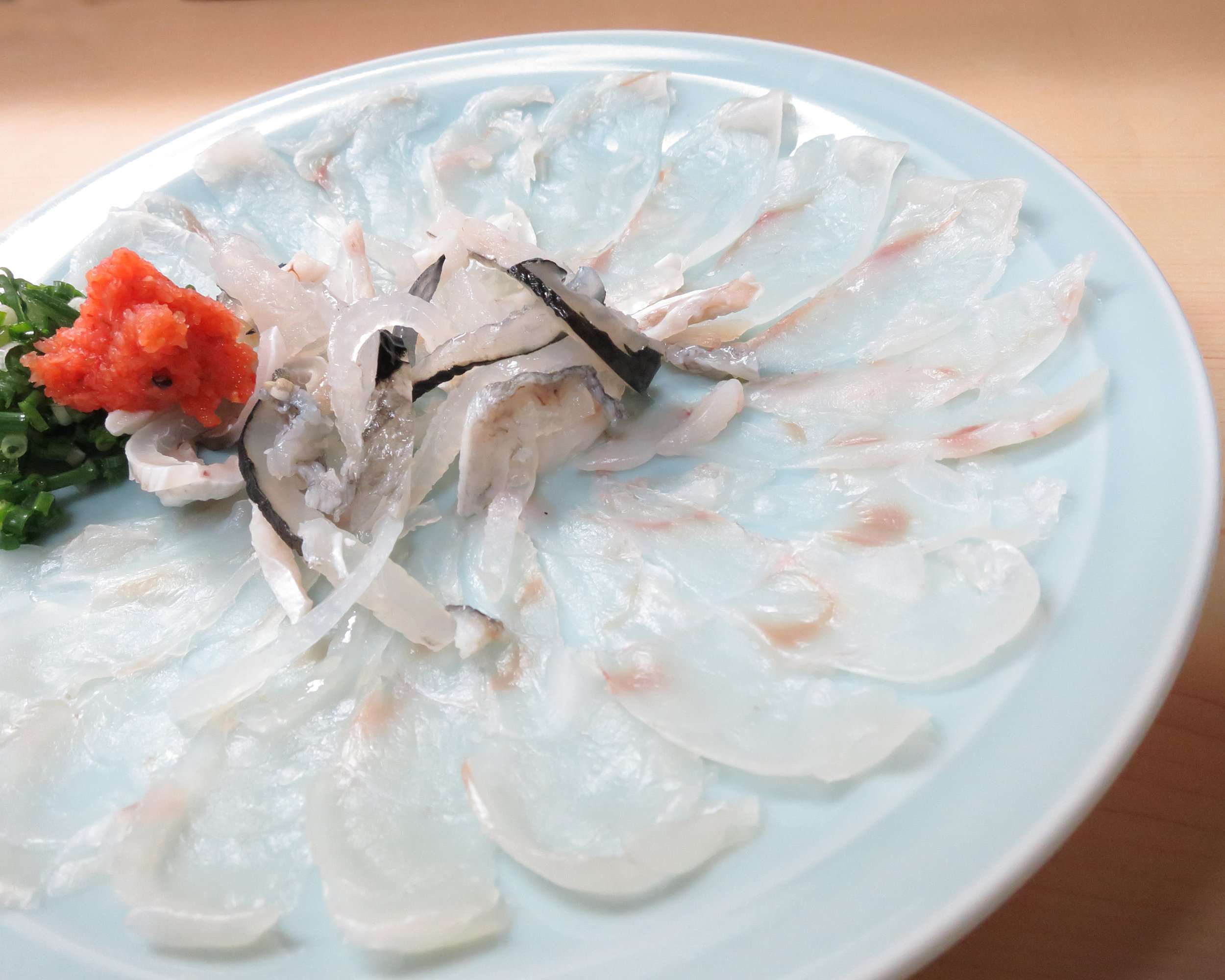 Сырую рыбу собаке. Рыба фугу сашими. Сашими из фугу. Рыба фугу блюдо. Рыба фугу в Японии.