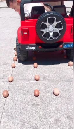 בן 4 מציג כישורי נהיגה יוצאי דופן