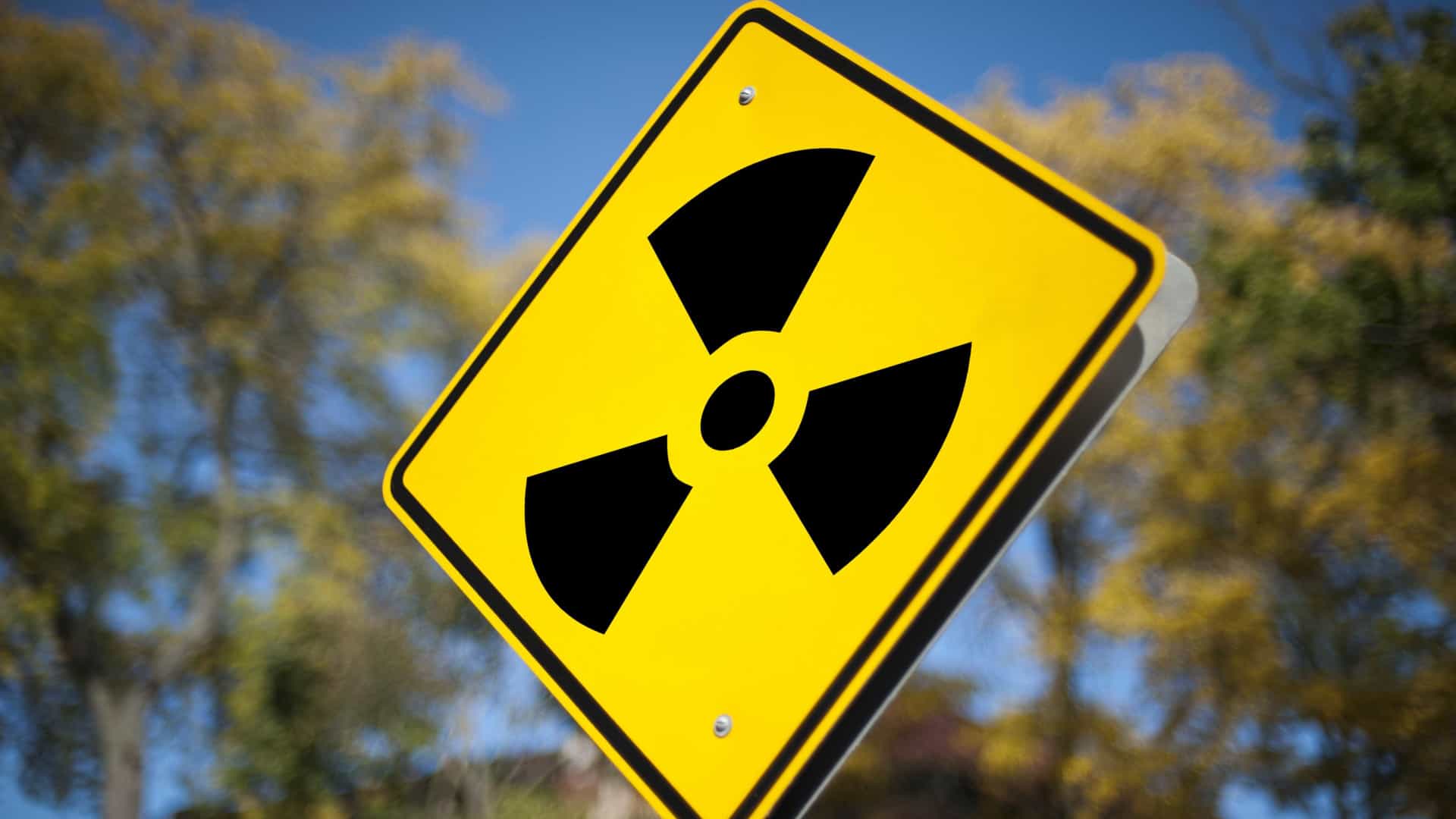 Фото радиации. Радиация. Знак радиоактивного заражения. Знак радиационного загрязнения. Знак заражено радиация.
