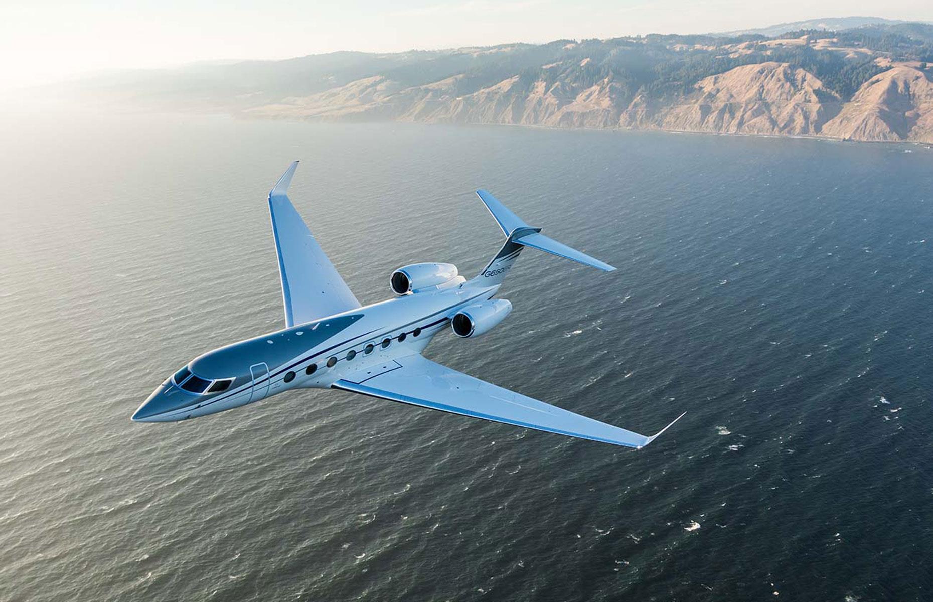 Amazon-Chef Jeff Bezos ist stolzer Besitzer von nicht nur einem, sondern gleich zwei Gulfstream-Privatjets des Typs G650ER. Einen besitzt der Milliardär bereits seit 2015, den anderen seit vergangenem Jahr. Beide Flugzeuge zusammen sind umgerechnet bis zu 134 Millionen Euro wert, was für den reichsten Menschen der Welt lediglich Kleingeld ist. Der Gulfstream G650ER ist beliebt bei Milliardären. Auch Larry Ellison und Elon Musk haben den Jet in ihrer Flugzeugsammlung.