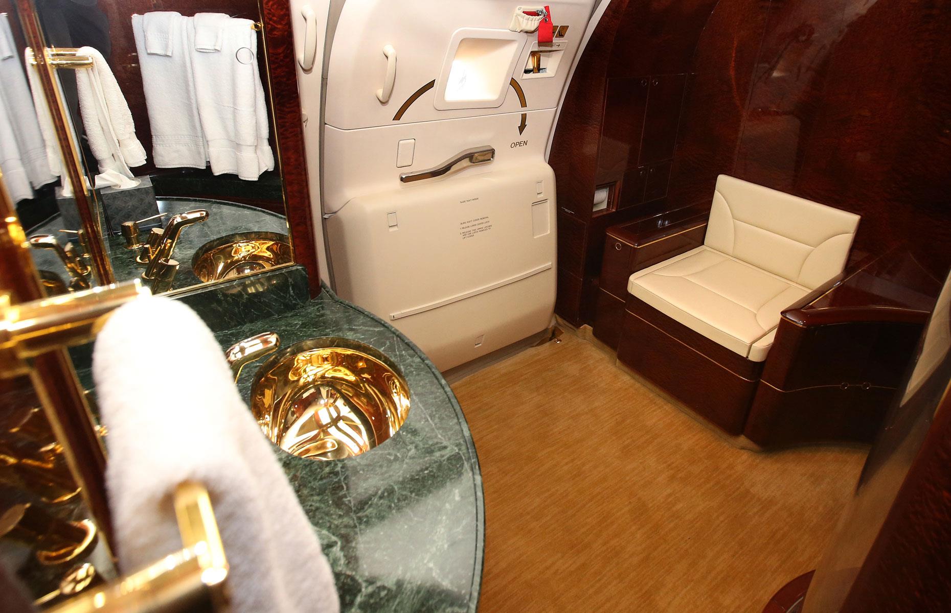 2011 kaufte der heutige US-Präsident Donald Trump eine gebrauchte Boeing 757-200 vom inzwischen verstorbenen Microsoft-Mitbegründer Paul Allen. Trump scheute keine Kosten und Mühen, aus dem Flugzeug einen 100-Millionen-Dollar-Jet (89,4 Mio. Euro) zu machen. Die sogenannte „Trump Force One“ hat Sitze aus cremefarbenem Leder, ein Doppelbett mit Seidenbettwäsche und ein großes Badezimmer mit Dusche und Waschbecken aus 24-karätigem Gold.