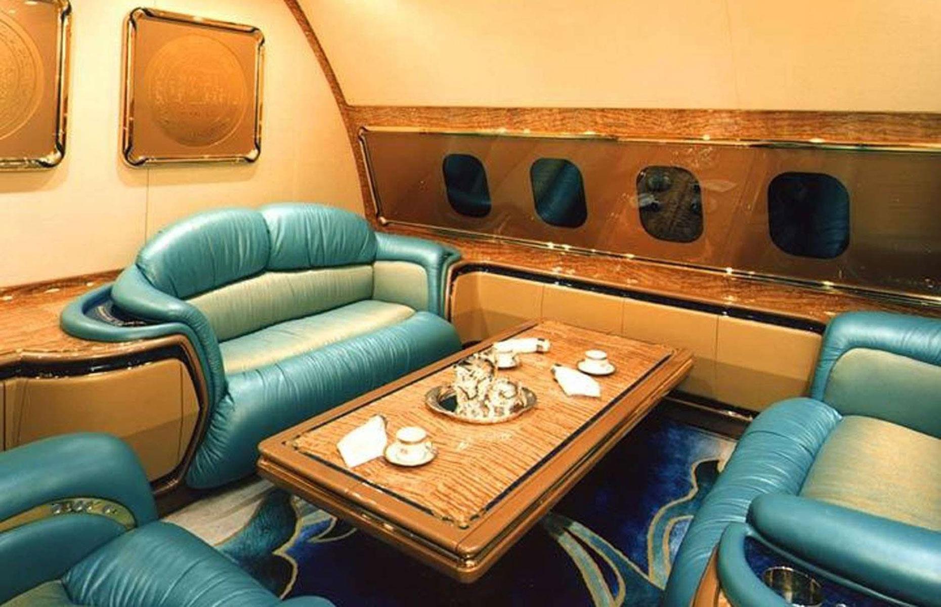 Ebenso dekadent wie Trumps Jet ist auch die Boeing 747-430 des Sultans von Brunei. Der Autokrat gab 100 Millionen US-Dollar (89,4 Mio. Euro) für den Jumbo-Jet aus und steckte weitere 120 Millionen US-Dollar (107,2 Mio. Euro) in die Kabinenausstattung. Zum Luxus zählen Verzierungen aus 24-karätigem Gold, Designer-Kristallarmaturen und teure Ledersofas.
