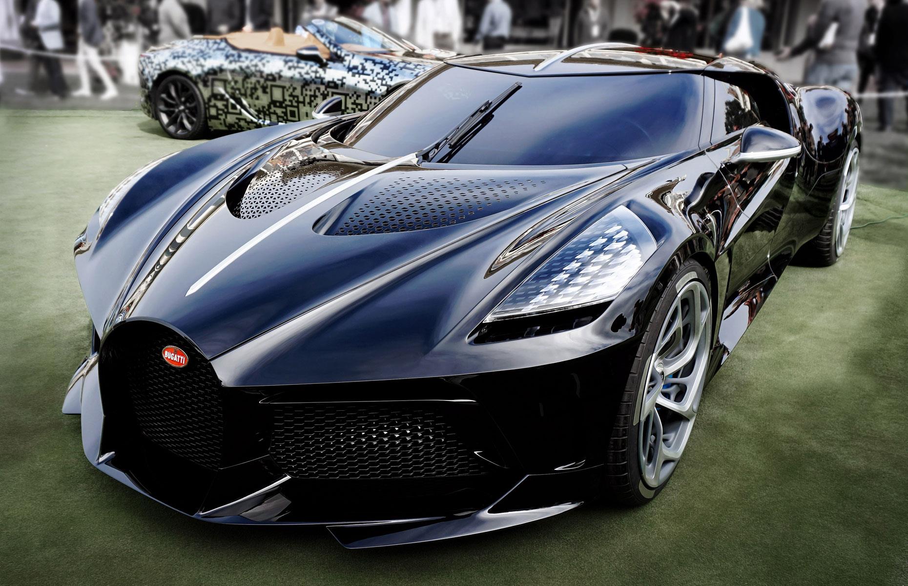 Im vergangenen Jahr brach Bugatti den Rekord mit dem Verkauf des Einzelstücks La Voiture Noire, für das ein unbekannter Auftraggeber stolze 18,9 Millionen US-Dollar (16,9 Mio. Euro) hinblätterte. Um die Identität des mysteriösen Käufers hatte es mehrere Gerüchte gegeben. Dass der Luxussportwagen, der an den Bugatti 57SC Atlantic angelehnt ist, von Fußballstar Cristiano Ronaldo bestellt worden sei, stellte sich aber als falsch heraus.