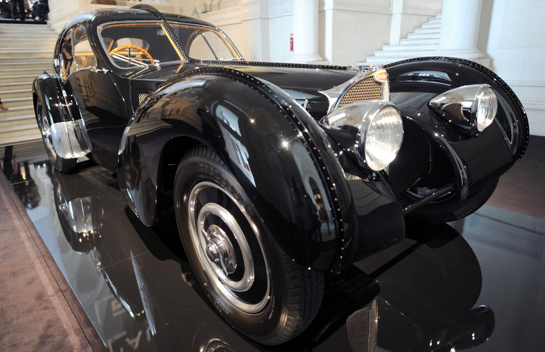 Der Oldtimer, an den La Voiture Noire angelehnt ist, ist deutlich mehr wert als der Neuwagen von 2019. Tatsächlich hat der legendäre Bugatti 57SC Atlantic von 1938, das Juwel der Autosammlung von Modedesigner Ralph Lauren, einen Wert von über 40 Millionen US-Dollar (35,7 Mio. Euro). Insgesamt besitzt der US-Milliardär 60 seltene Oldtimer, darunter einen Bentley Blower von 1929 und einen Ferrari 250 Testa Rossa von 1958.