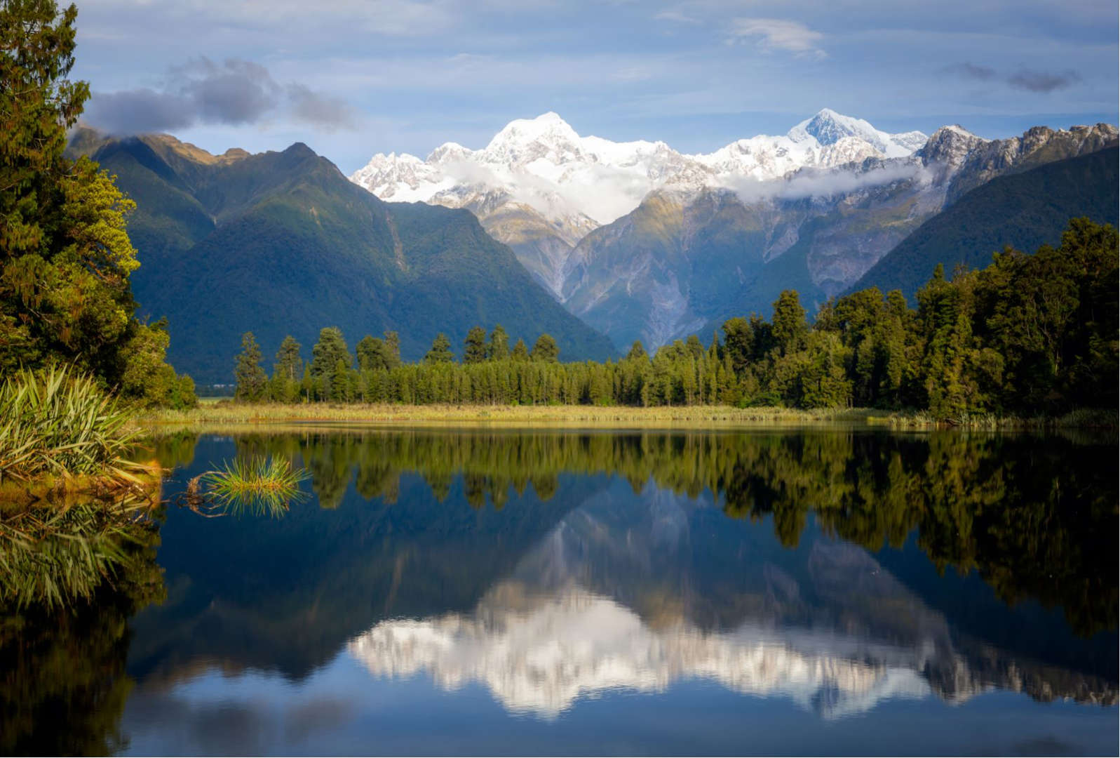بحيرة ماثيسون، نيوزيلندا - Robert Harding World Imagery / Offset الشريحة 8 من 11: Mount Tasman and Aoraki (Mount Cook) reflected in Lake Matheson, South Island, New Zealand.