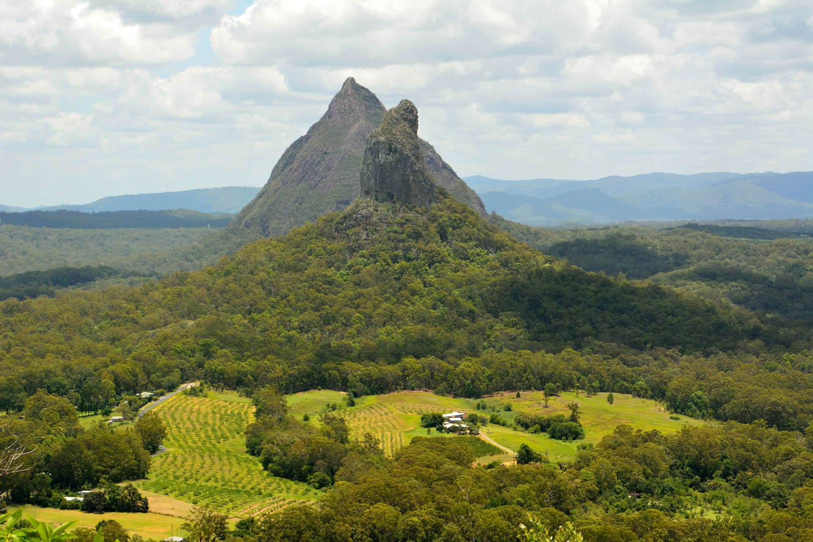 كوينزلاند، أستراليا - Alizada Studios / Shutterstock الشريحة 11 من 11: View of Mountains Beerwah and Coonowrin in Glass House Mountains region in Queensland, Australia.