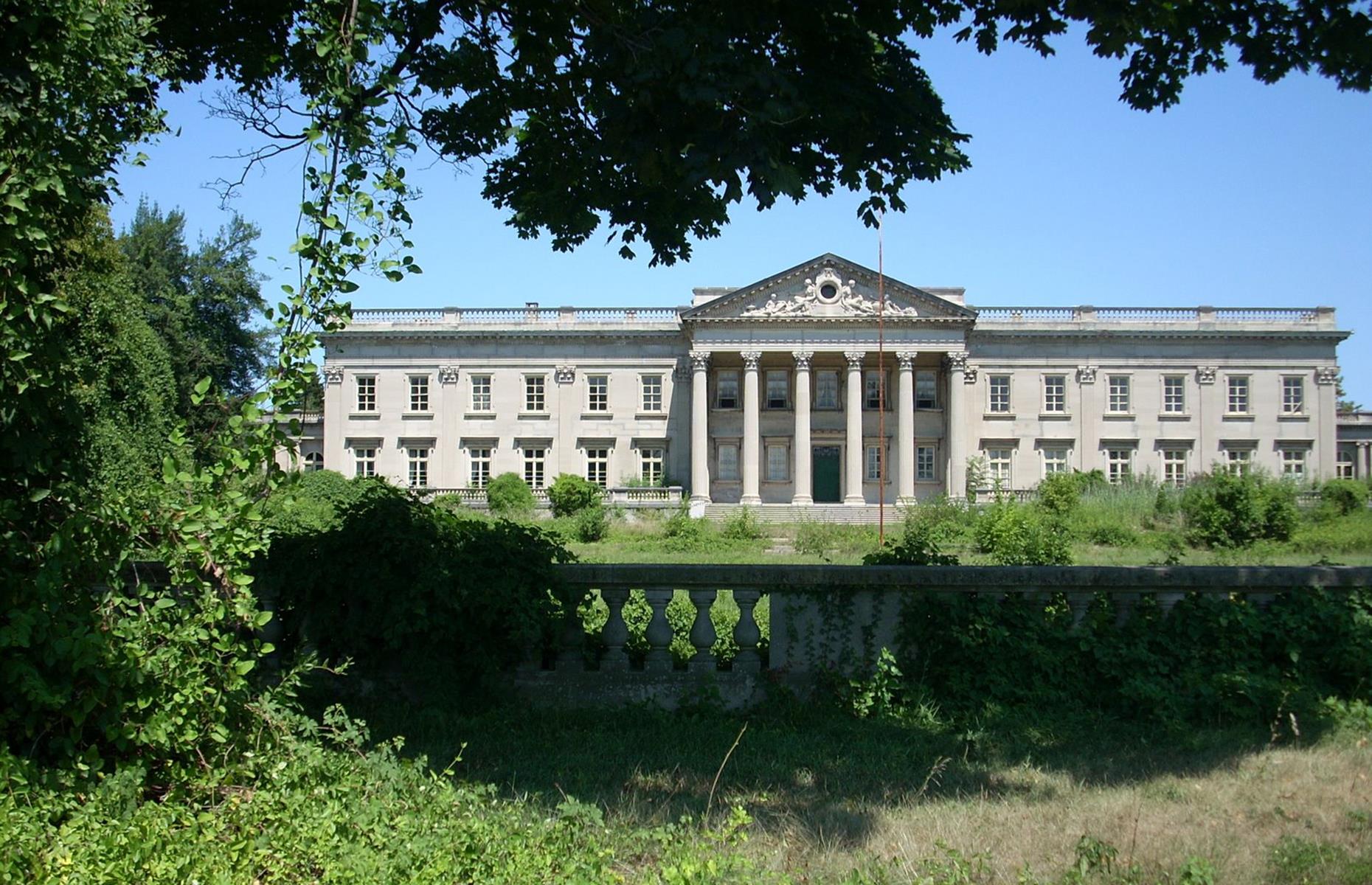 The tragic tale of America’s largest deserted mansion