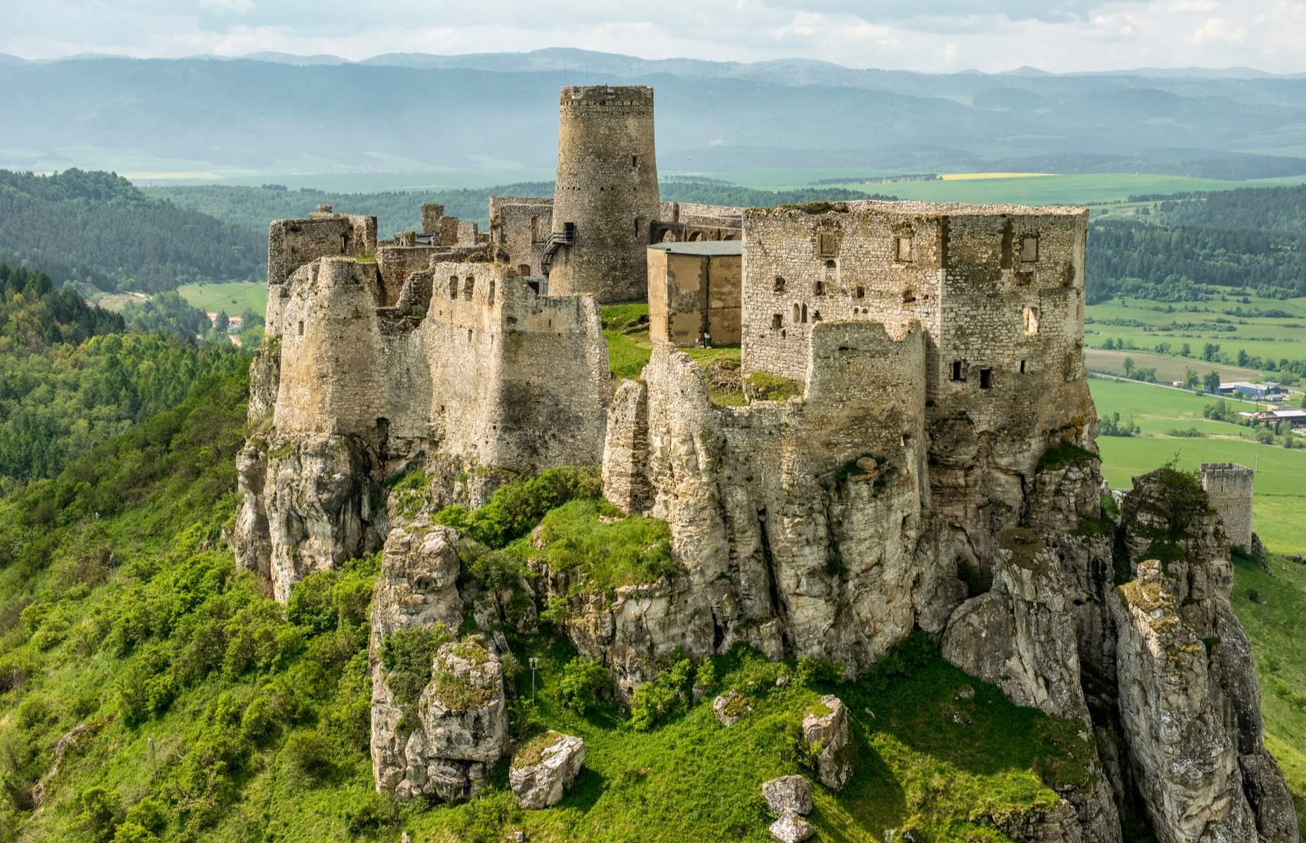 The world's most beautiful abandoned castles