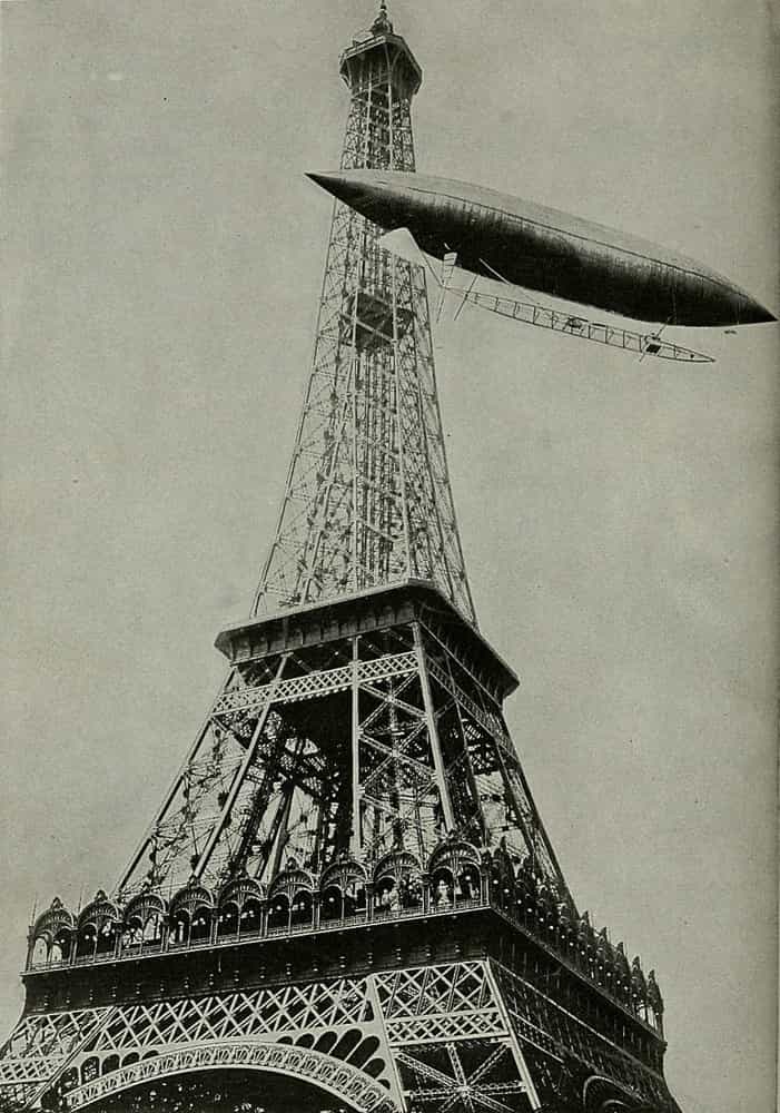 La tour a été construite comme un point d'accès à l'Exposition universelle de 1889 sur le Champs de Mars. Elle n'était pas destinée à devenir une structure permanente.
