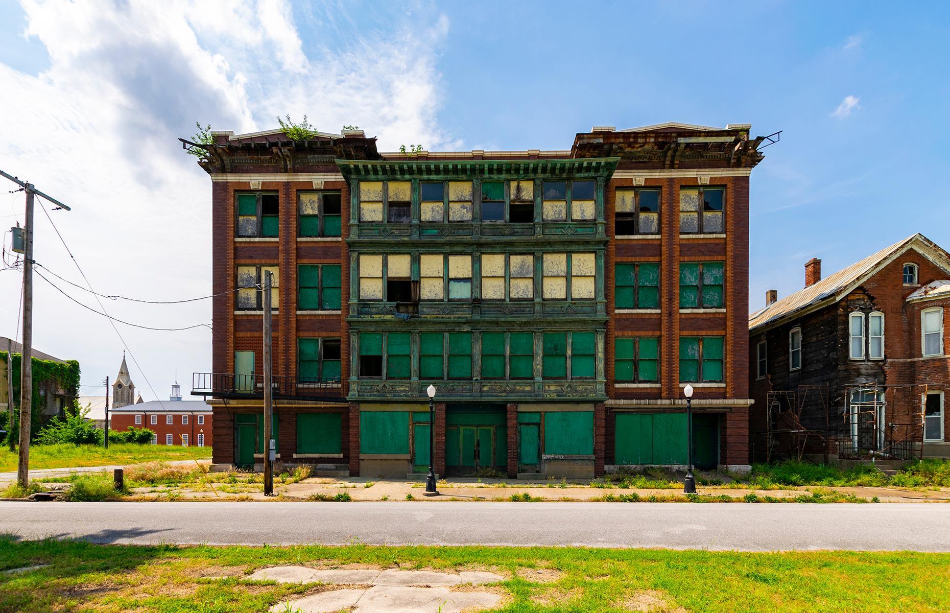 america-s-abandoned-towns-will-give-you-the-chills-grandpitontours