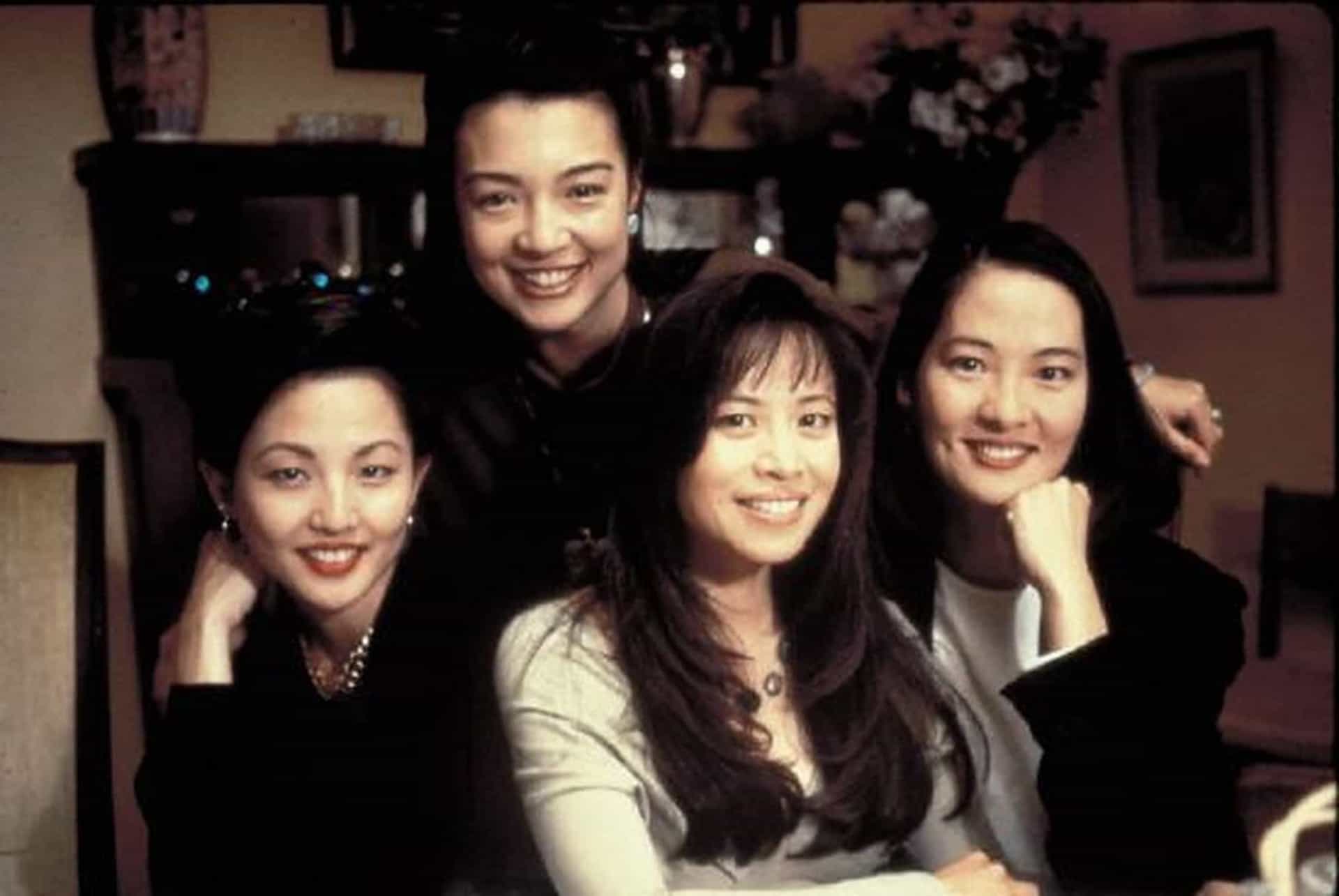 Diapositiva 16 de 40: Este drama de 1993 sobre varias mujeres chinas-estadounidenses y sus madres está basado en la novela de Amy Tan y hará que eches de menos a tu madre más que nunca.
