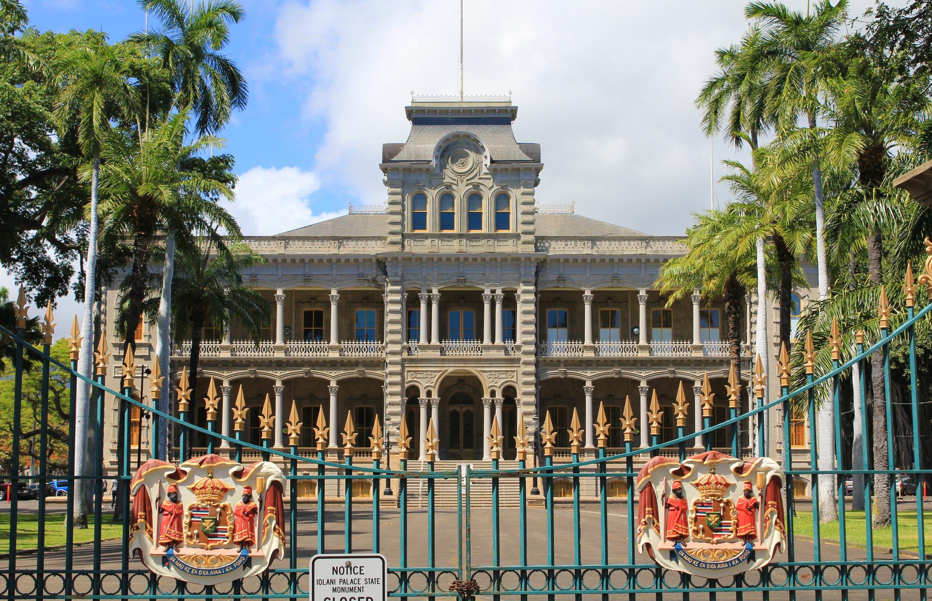 Slide 8 of 31: One of the few real palaces in the USA, Iolani Palace was home to the Hawaiian monarchy in the 19th century. The royal residence was completed in 1882 and was a sumptuous property ahead of its time, complete with electricity and indoor plumbing. Its architectural style is unique, dubbed American Florentine for its blend of traditional Hawaiian and Italian Renaissance features – the elegant columns and bold corner towers are particularly striking.