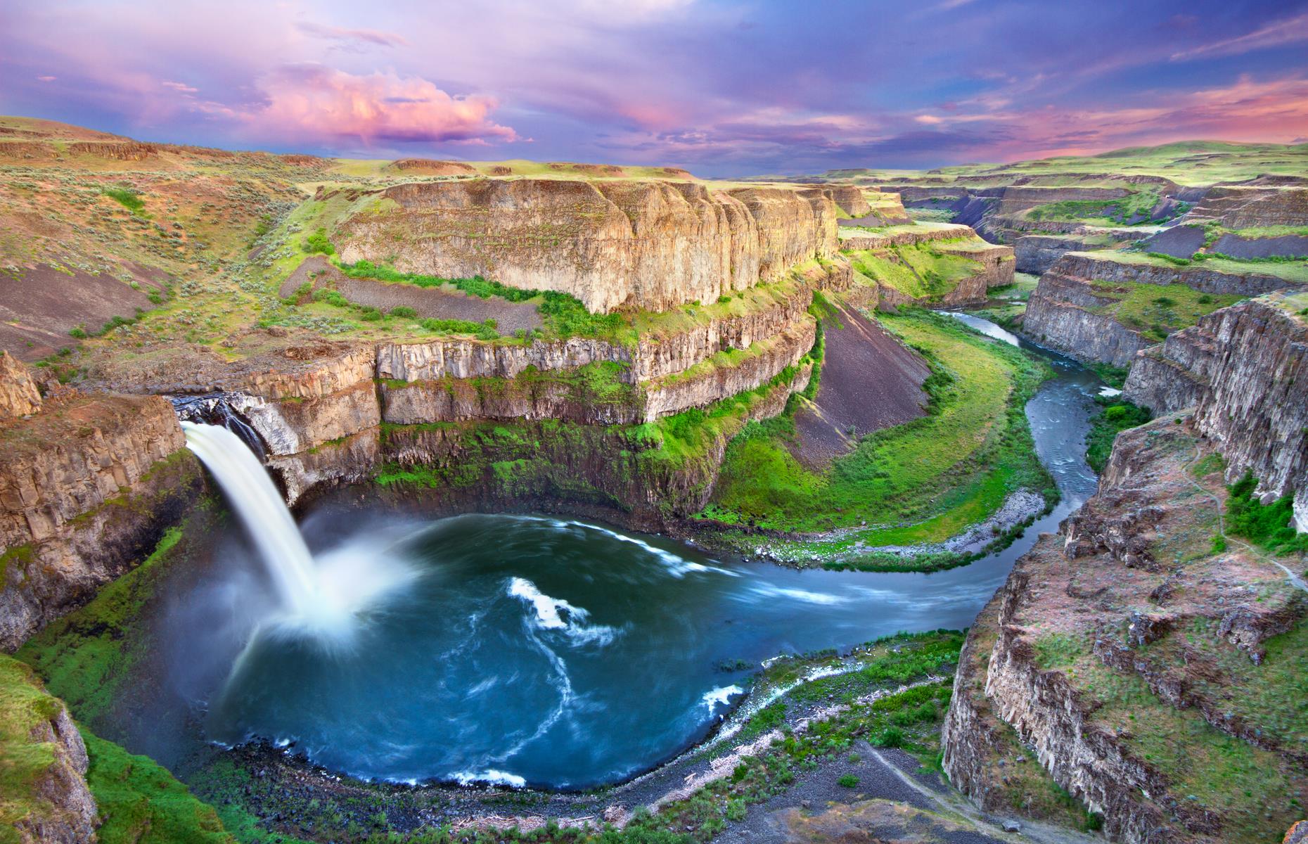 Dominating this state park in southeastern Washington, Palouse Falls drop for about 200 feet (61m), puncturing the course of the Palouse River. The cascade itself, formed by floods during the Ice Age, steals the show, but visitors will also be in awe of the park's neatly circular pool and rugged canyon walls. A trio of scenic viewpoints offer fabulous vistas of the falls.