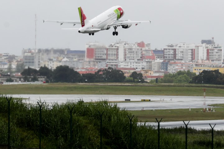 Covid-19: Embaixada de Portugal em Maputo anuncia voos de apoio ao regresso