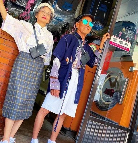 Pasangan berusia 80 tahun  jadi model  Pakaian  dobi terpakai 