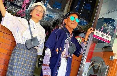 Pasangan berusia 80 tahun  jadi model  Pakaian  dobi terpakai 