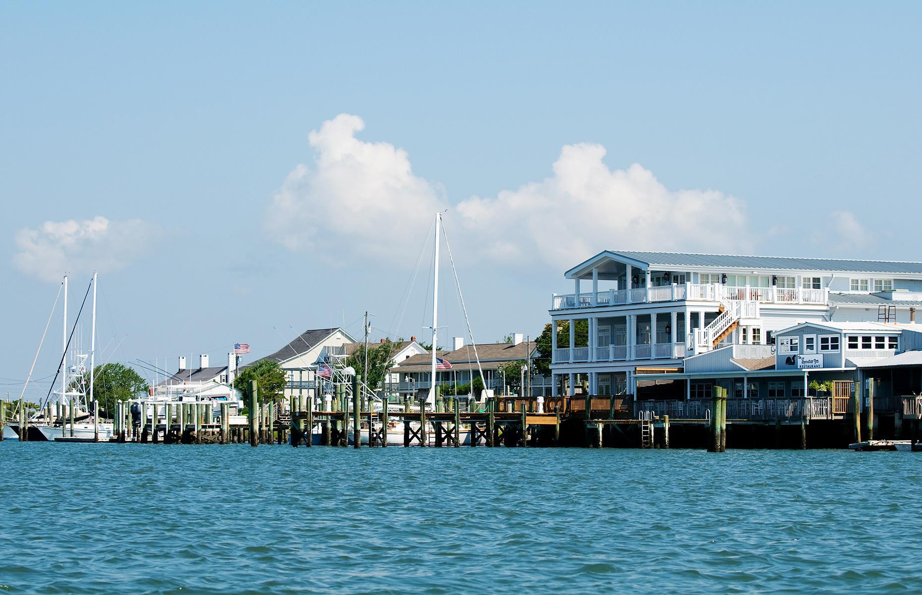 Beaufort is a little town in coastal North Carolina with buckets of Southern charm, and no visit here is complete without a stroll along the town’s iconic Front Street. Enjoy the classic Southern-style architecture, unwind in the parks opposite the harbor, or plan an afternoon of waterfront activities, from kayaking to fishing.