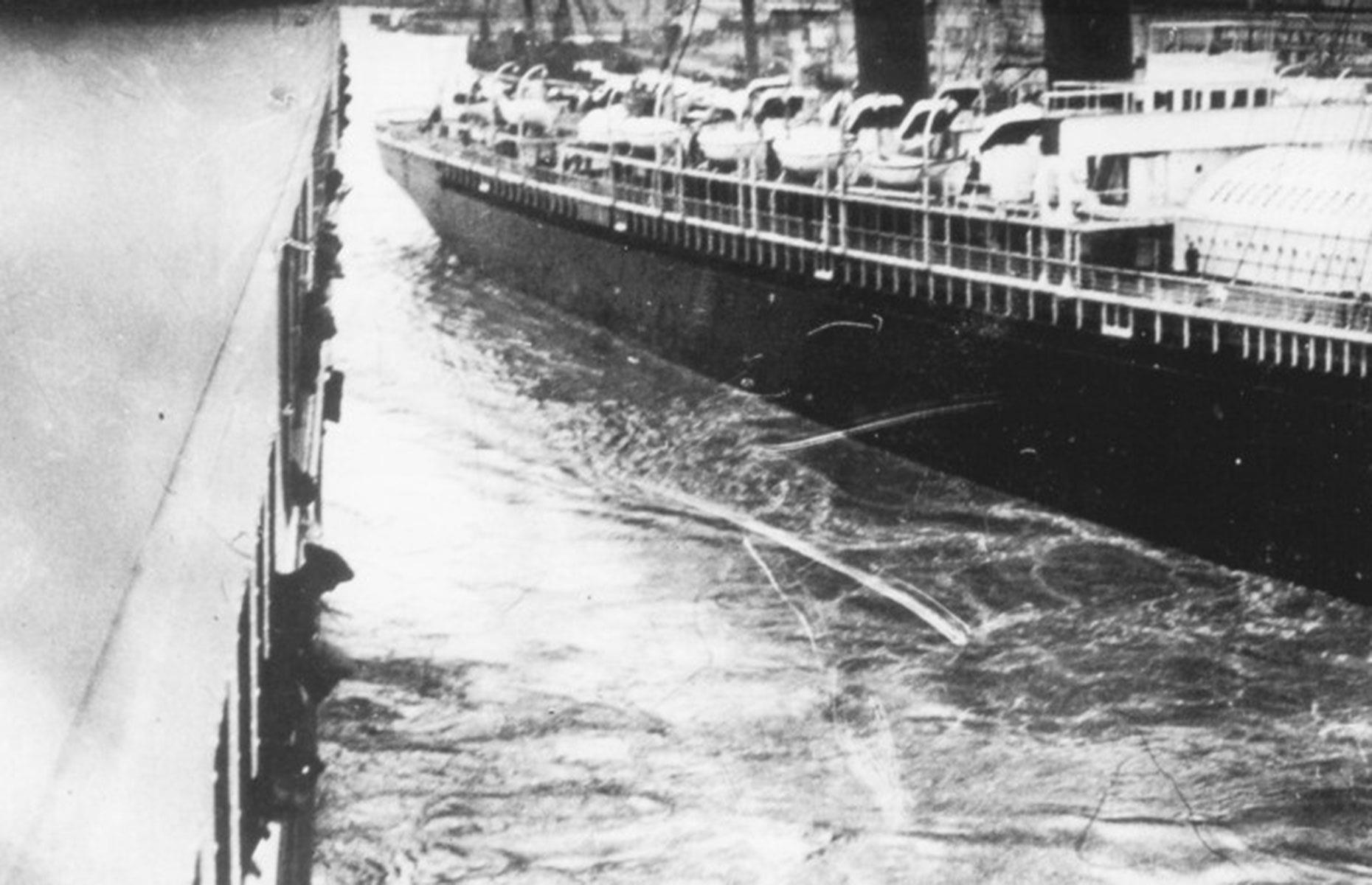 Diapositiva 6 de 46: Pero incluso la partida del Titanic no estuvo exenta de drama.  Mientras se alejaba del muelle de Southampton, casi se estrella contra otro barco.  El New York (en la foto a la derecha) estaba amarrado cerca y, cuando el Titanic se iba, las enormes cuerdas que sostenían al barco más pequeño se rompieron.  Solo el pensamiento rápido de la tripulación del Titanic, que usó un lavado de agua de una hélice para empujar al otro barco, evitó una colisión.  Fue un comienzo siniestro para el viaje.