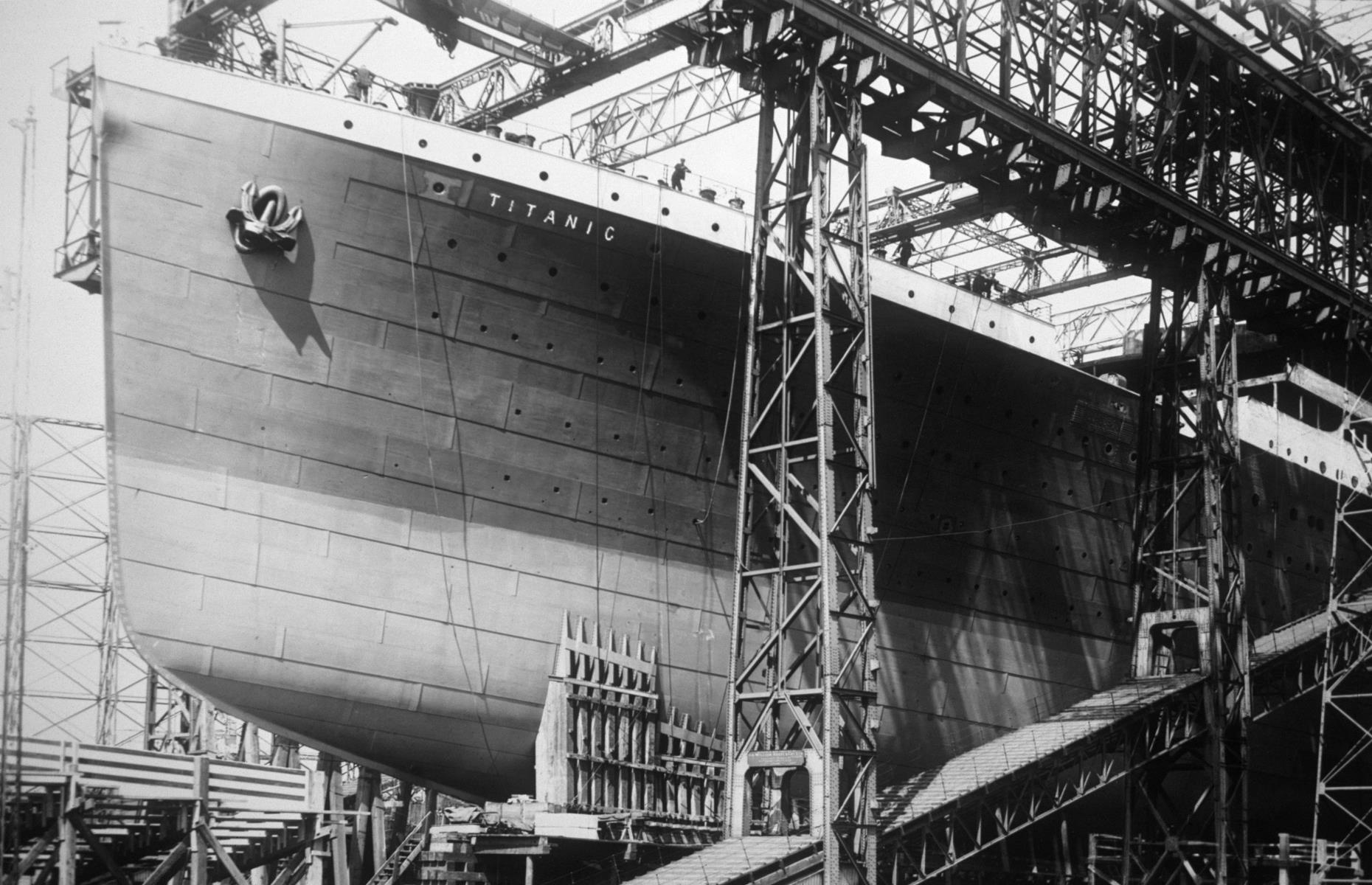 Diapositiva 3 de 46: Se necesitaron cuatro años desde 1909 para construir el Titanic en el astillero Harland & Wolff en Belfast, Irlanda del Norte.  Los costos eran elevados en ese momento: alrededor de $ 7,4 millones (£ 1,5 millones) en total, alrededor de $ 192 millones (£ 147 millones) en dinero de hoy.  Gracias a los 16 compartimentos estancos (conocidos como mamparos) que podían cerrarse para evitar inundaciones, el Titanic fue diseñado desde el principio para ser insumergible y considerado uno de los barcos más seguros a flote.