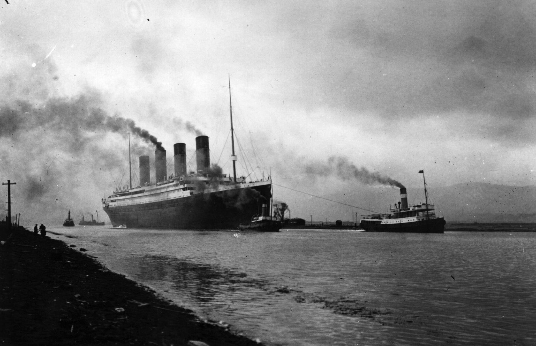 Diapositiva 5 de 46: A pesar de muchos contratiempos, el RMS Titanic realizó su viaje inaugural el 10 de abril de 1912 desde Southampton.  El Titanic hizo dos paradas antes de dirigirse al Océano Atlántico, haciendo escala en Cherburgo en el norte de Francia y Queenstown (ahora llamado Cobh) en el condado de Cork, Irlanda.