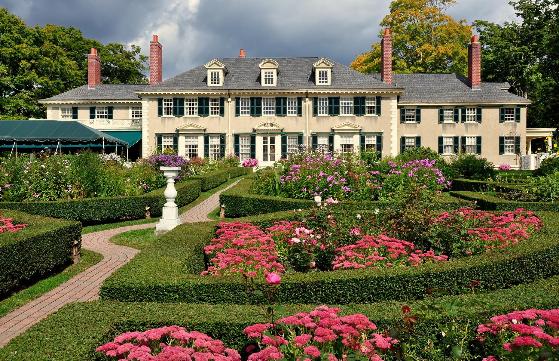 Hildene, The Lincoln Family Home was built by Robert Lincoln, the son of President Abraham Lincoln, at the turn of the 20th century. It was primarily used as a summer home and today you can discover it on a guided tour. As well as exploring the main residence, you can take a look around the well-kept gardens, a dairy farm and a 1903 Pullman car.