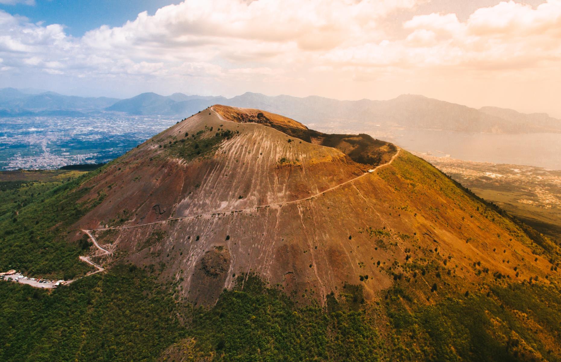 The cone of Mount Vesuvius looms large over the city of Naples in southern Italy. The vast crater at its summit was formed during the last eruption in 1944 – and it’s not a question of if the volcano will erupt again, but when.