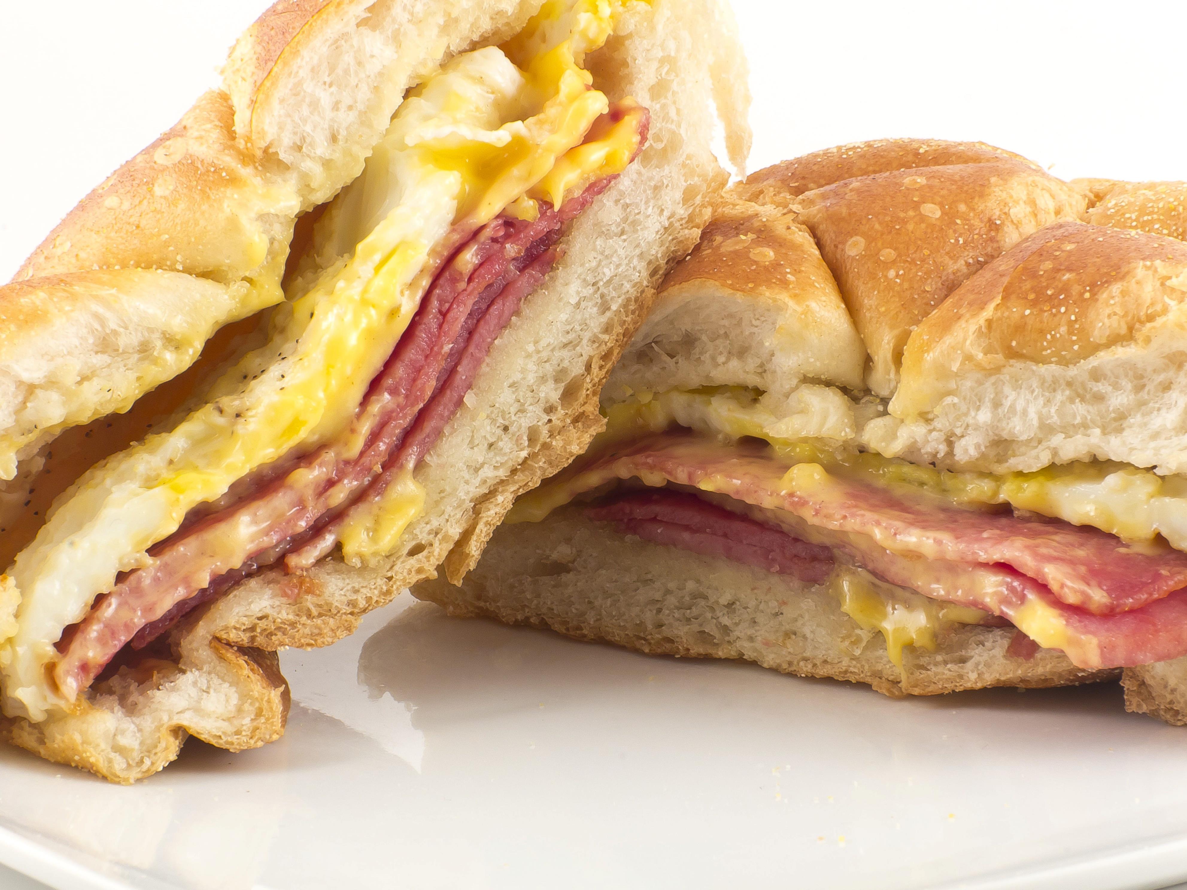 <p>Stop by any Garden State diner and try the signature Jersey breakfast sandwich. It's thick-cut Taylor ham (or pork roll) with egg and American cheese on a hard Kaiser roll or bagel.</p>