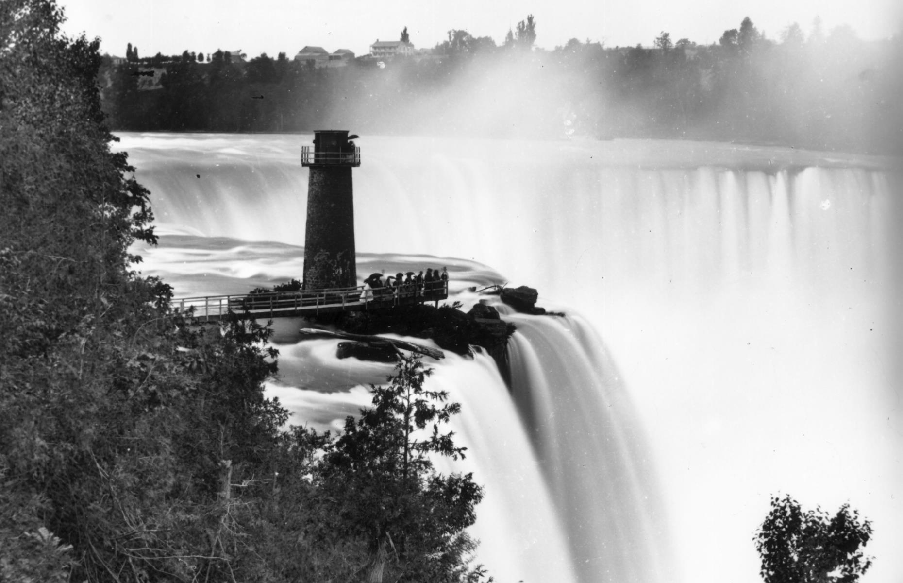 <p>The gushing great waterfall has always fascinated its onlookers, and back in 1859 it was no different. Look closely and you can see a small crowd of tourists standing beneath Terrapin Tower, built in 1833 at the edge of Horseshoe Falls (the Canadian section). A wooden bridge was constructed earlier in 1827 for people to drink in the incredible views across the water. The bridge was an instant hit and attracted visitors from both America and Europe, before tightrope artist Blondin's famous performances over the falls in 1859 helped catapult the attraction to further international fame. </p>