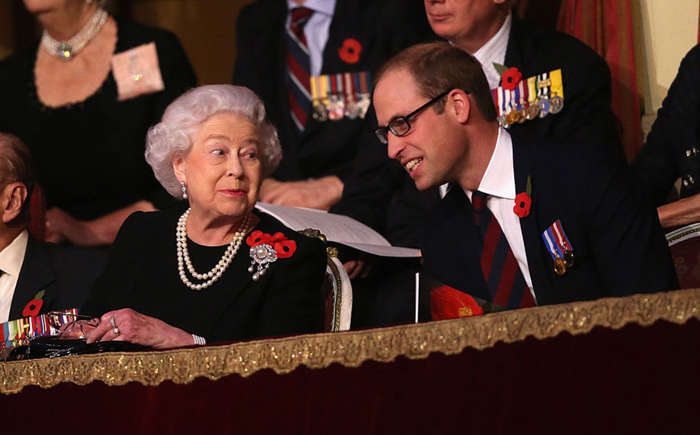 7 de 16 Fotos na Galeria: No documentário, o príncipe William, neto da rainha e filho de Charles e de Diana, revela que teve o aval da avó para trabalhar no mundo civil, o primeiro herdeiro a ter essa premissão: - Crescer tendo essa figura à frente, ter esta estabilidade acima de mim tem sido incrível. Ter sido capaz de explorar, compreender, esculpir um pouco do meu próprio caminho. Agradeço muito, disse William.