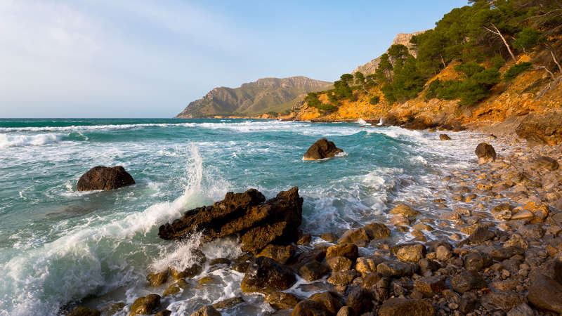 شواطئ فريدة - Stefan Hefele/Mauritius Images/Offset الشريحة 2 من 13: Surf on the beach Cala Na Clara, Majorca, Spain