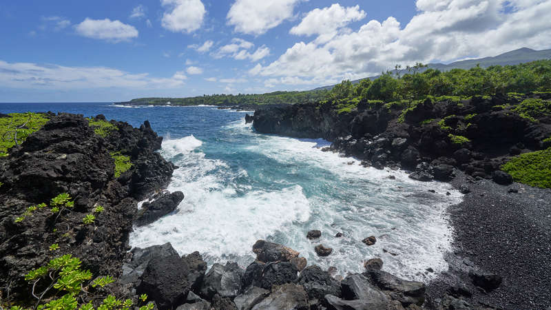 شواطئ فريدة - Tony Gale/Offset الشريحة 3 من 13: Waves crashing onto the rocky coast of Hana, Maui, Hawaii